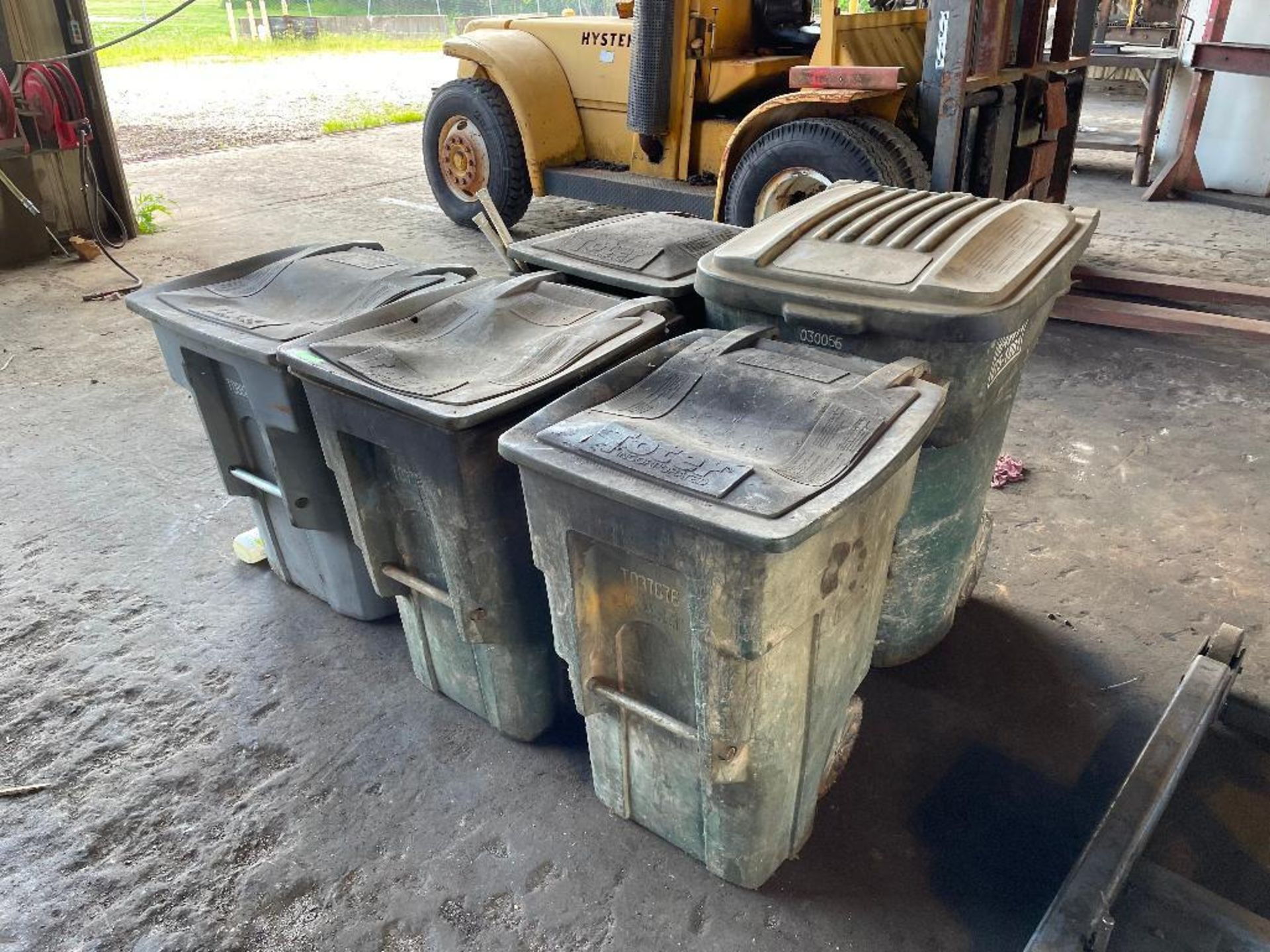 DESCRIPTION ASSORTED TRASH RECEPTICLES AS SHOWN THIS LOT IS ONE MONEY QUANTITY 1 - Image 2 of 2