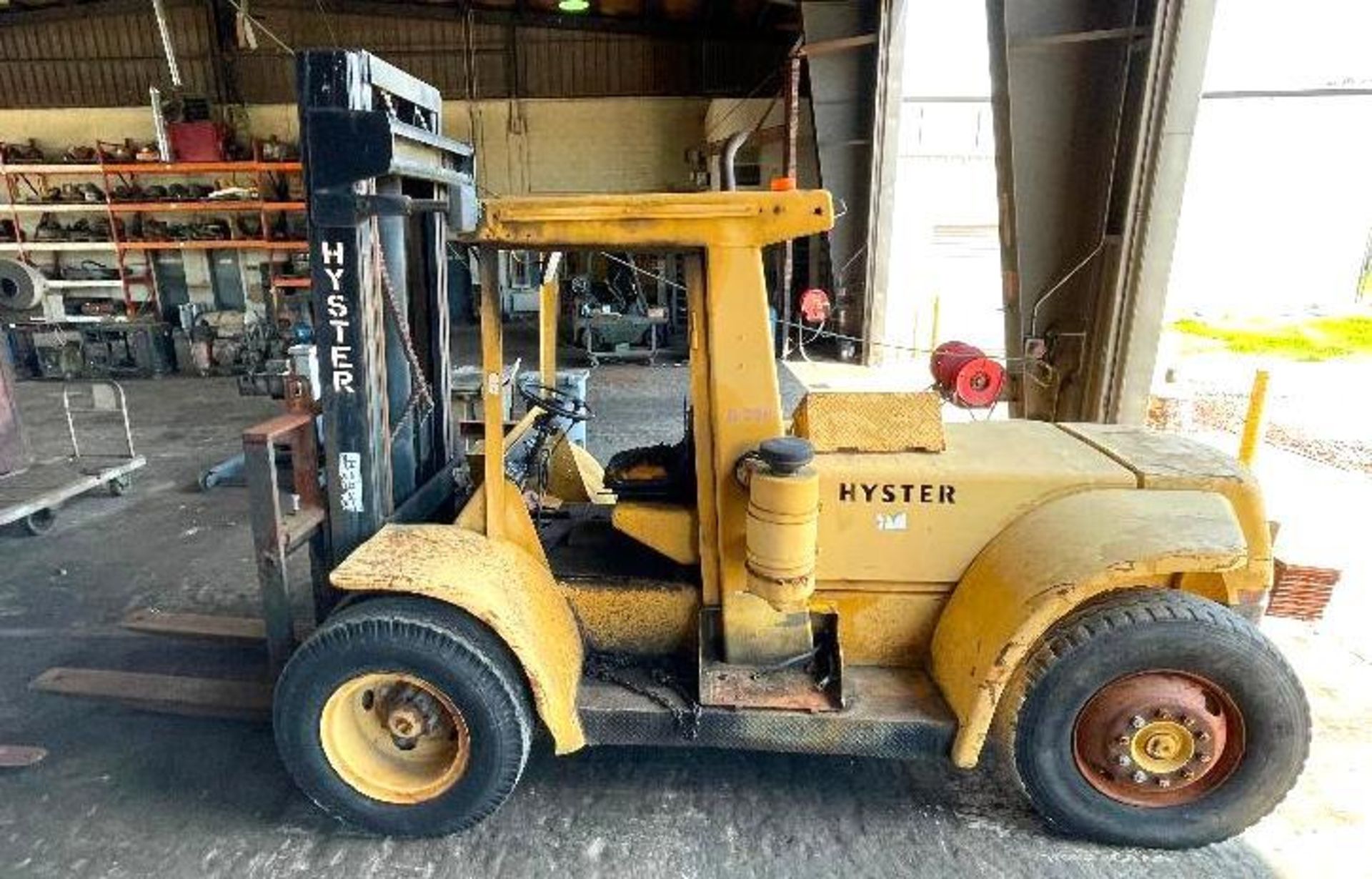 DESCRIPTION 1975 HYSTER H200E DUAL PNEUMATIC FORKLIFT BRAND/MODEL HYSTER H200E ADDITIONAL INFORMATIO