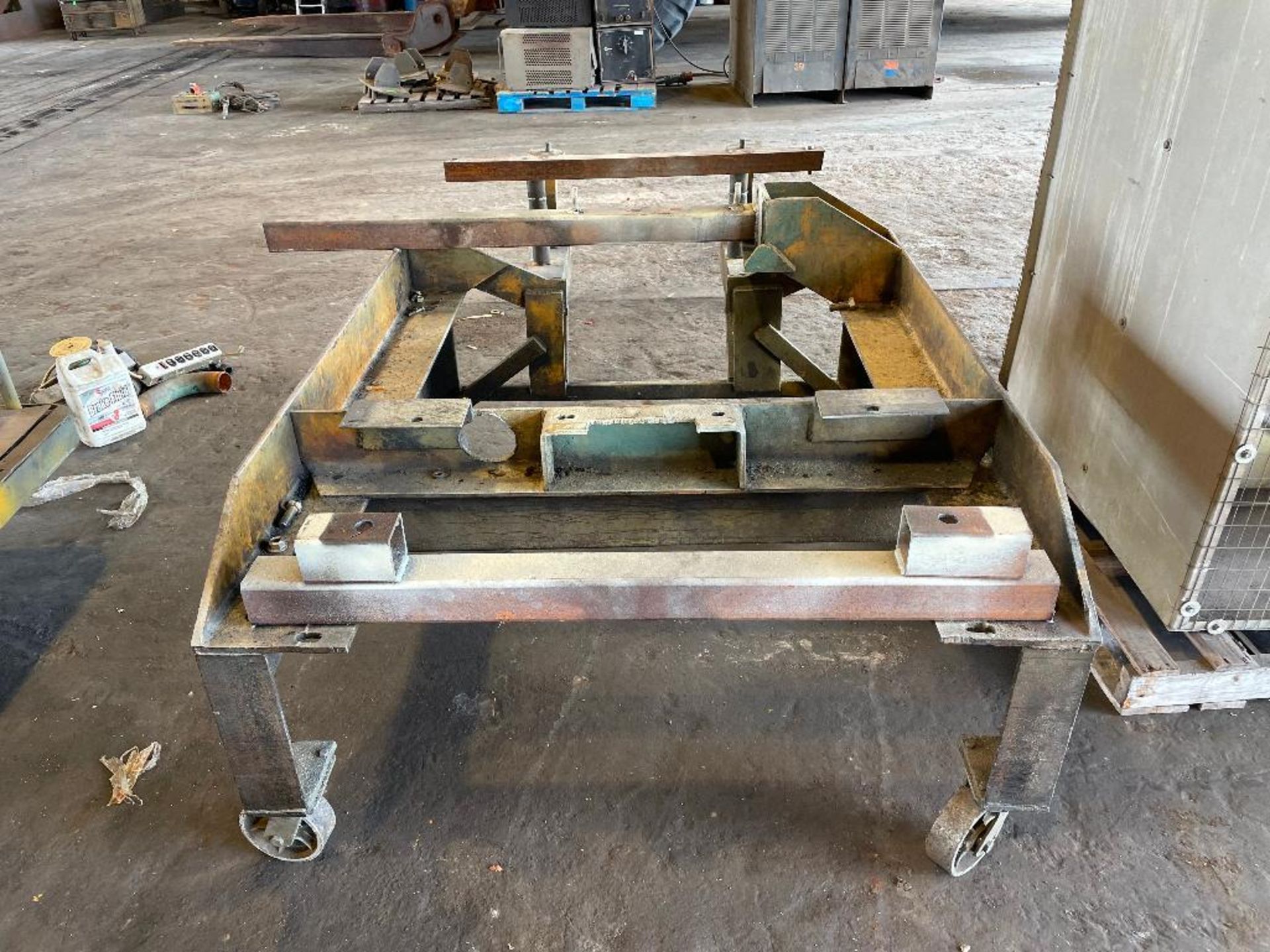 DESCRIPTION 56" X 50" STEEL ENGINE STAND ON CASTERS QUANTITY 1 - Image 3 of 5