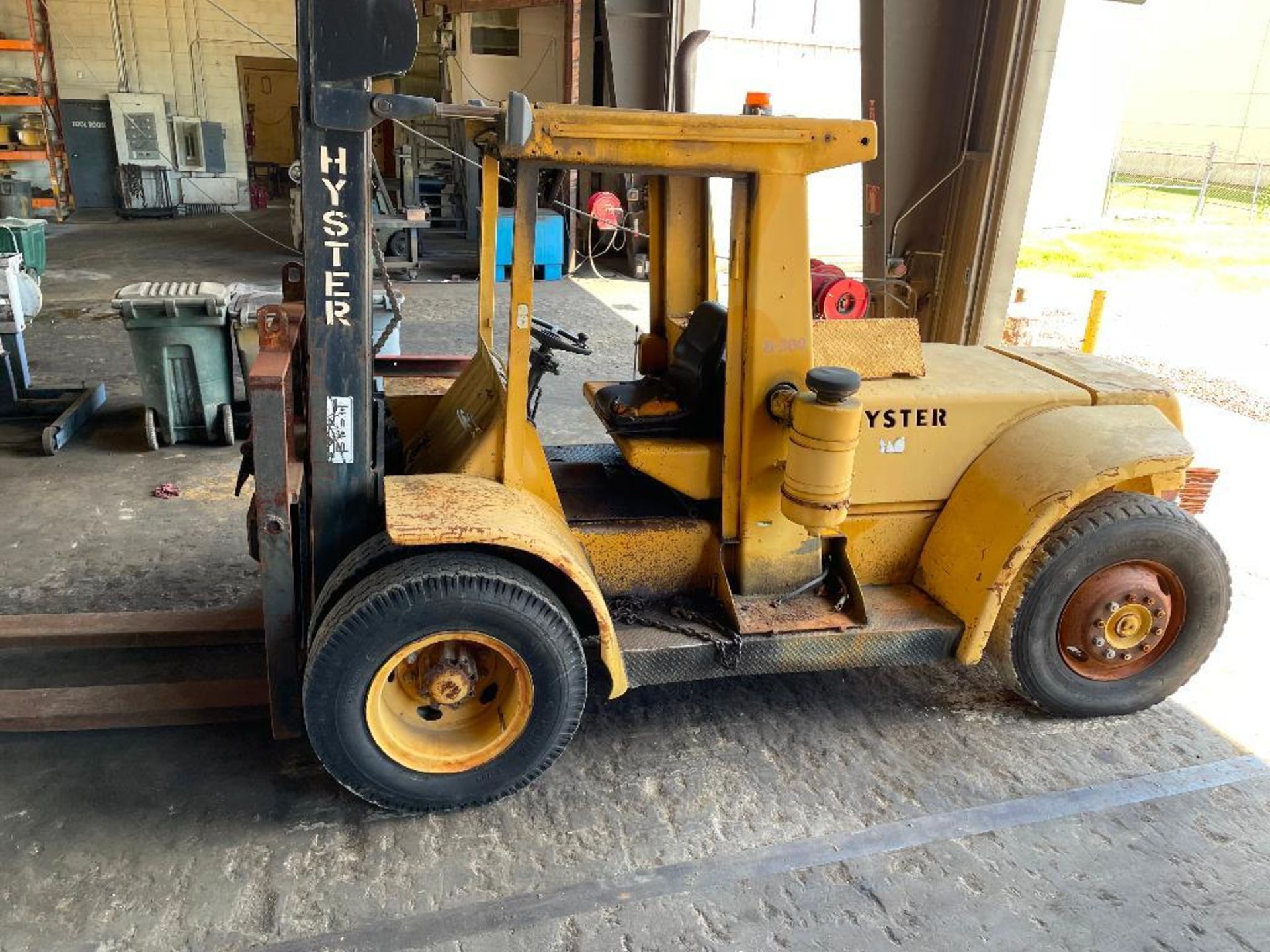 DESCRIPTION 1975 HYSTER H200E DUAL PNEUMATIC FORKLIFT BRAND/MODEL HYSTER H200E ADDITIONAL INFORMATIO - Image 9 of 21