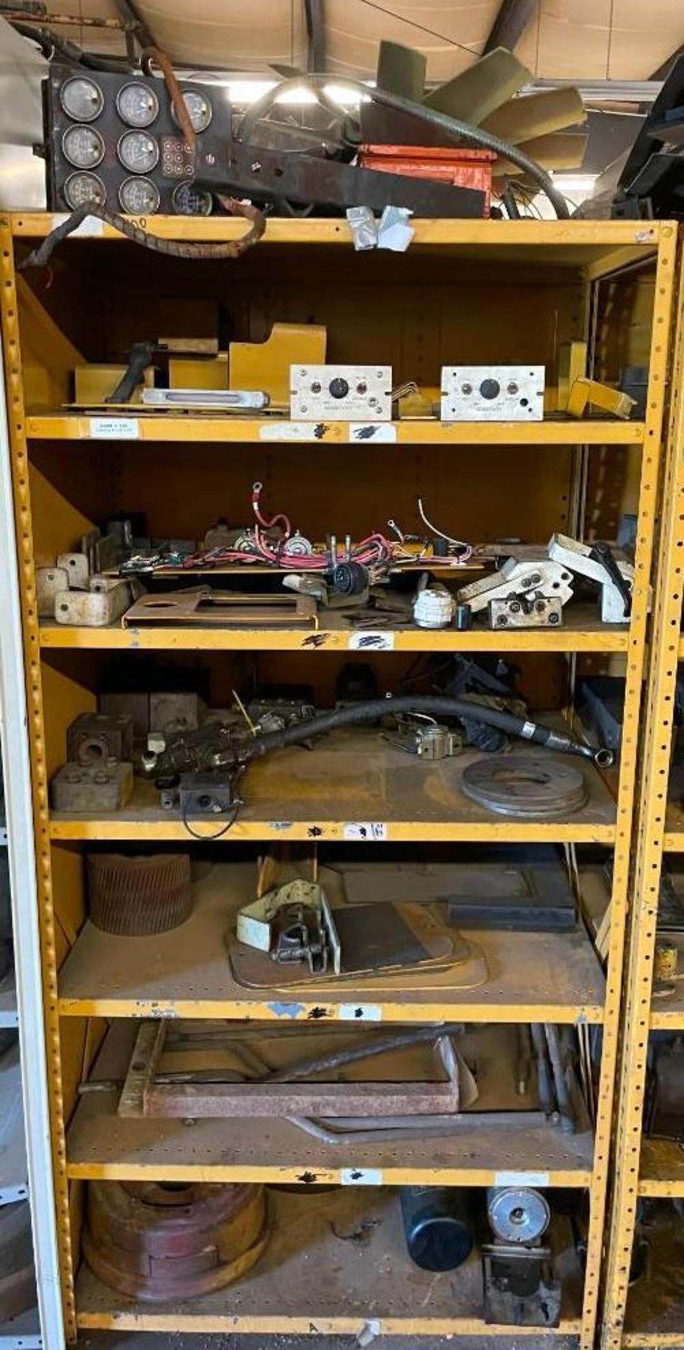 SHELVING UNITS WITH LARGE AMOUNT OF AUTOMOTIVE AND HEAVY MACHINERY PARTS AS SHOWN ADDITIONAL INFO SE - Image 4 of 14