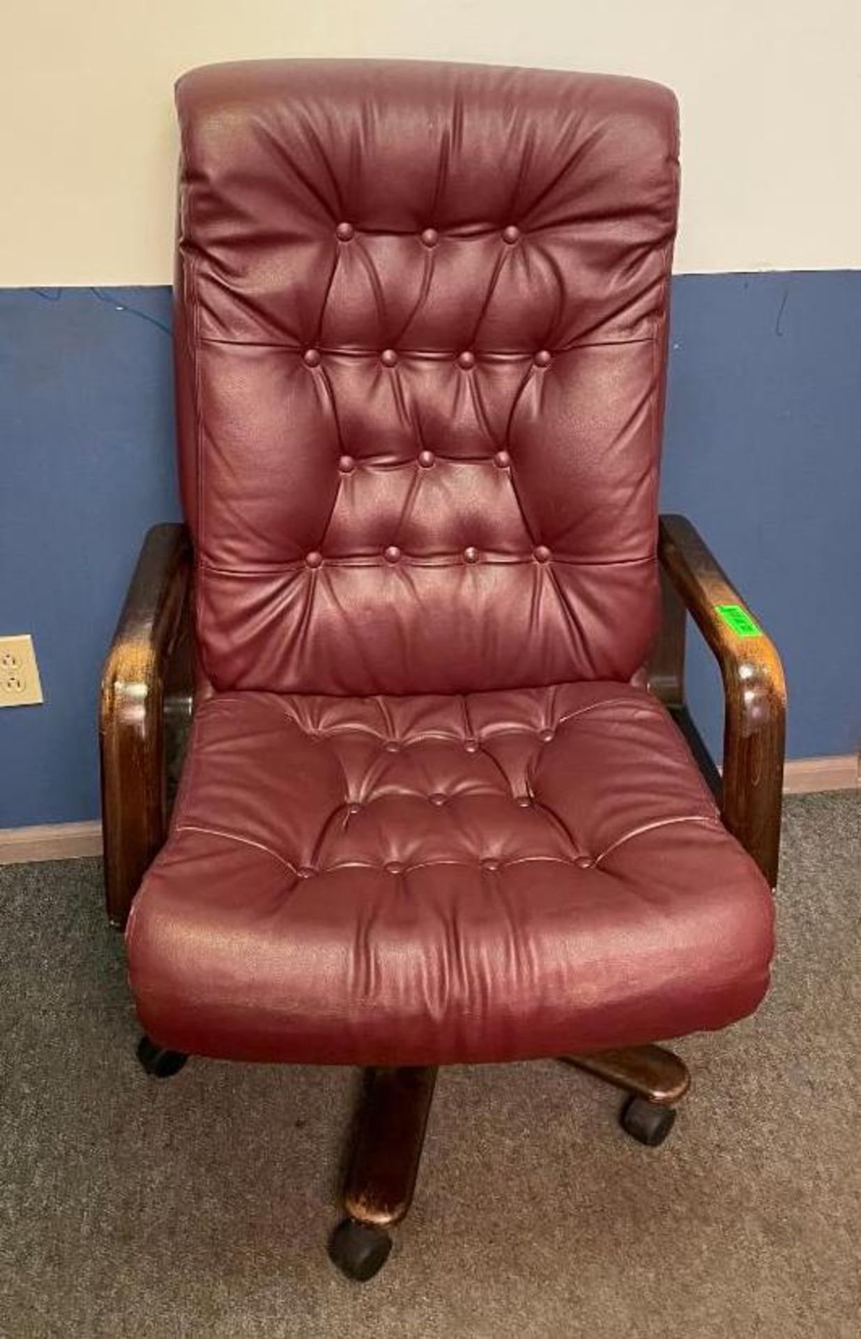 EXECUTIVE LEATHER OFFICE CHAIR LOCATION SIDE OFFICE QUANTITY: X BID 1