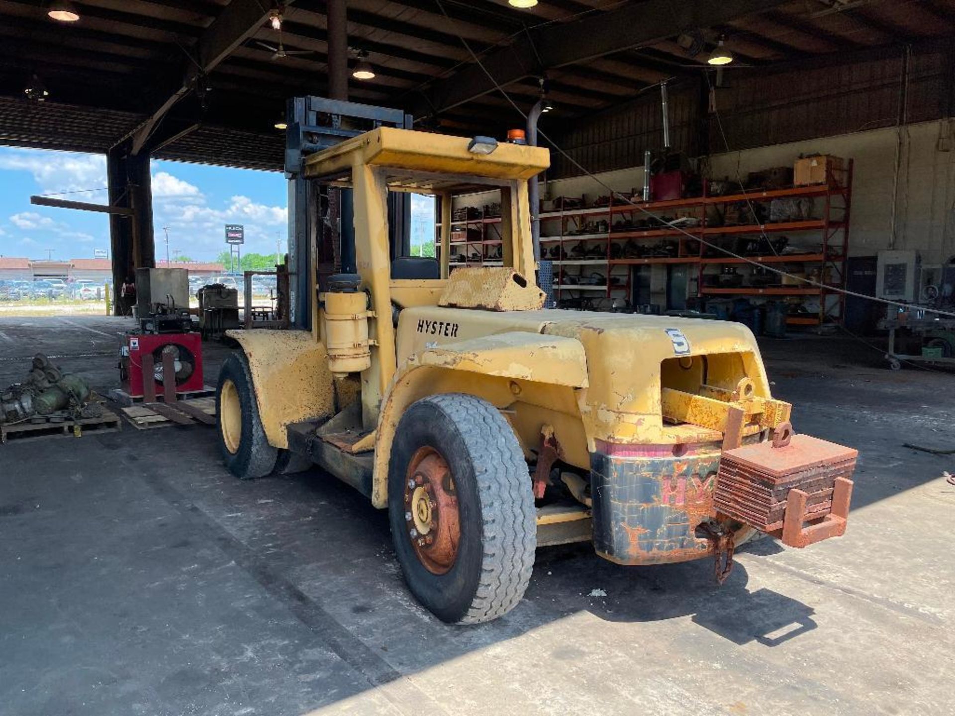 DESCRIPTION 1975 HYSTER H200E DUAL PNEUMATIC FORKLIFT BRAND/MODEL HYSTER H200E ADDITIONAL INFORMATIO - Image 7 of 21