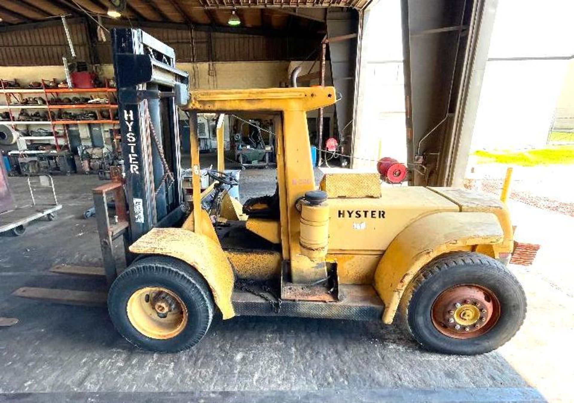 DESCRIPTION 1975 HYSTER H200E DUAL PNEUMATIC FORKLIFT BRAND/MODEL HYSTER H200E ADDITIONAL INFORMATIO - Image 2 of 21