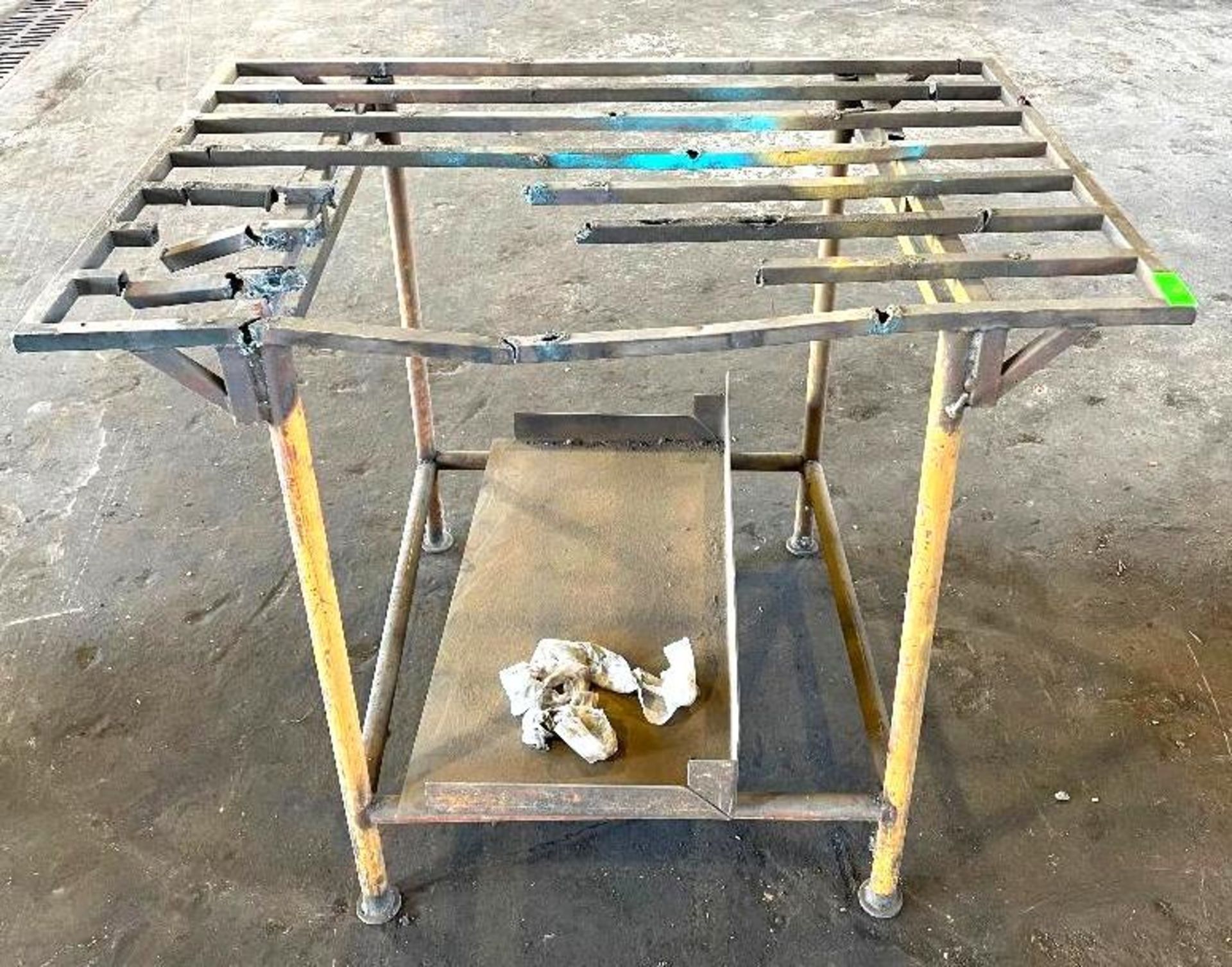 DESCRIPTION 43" X 30" DRYING RACK TABLE QUANTITY 1