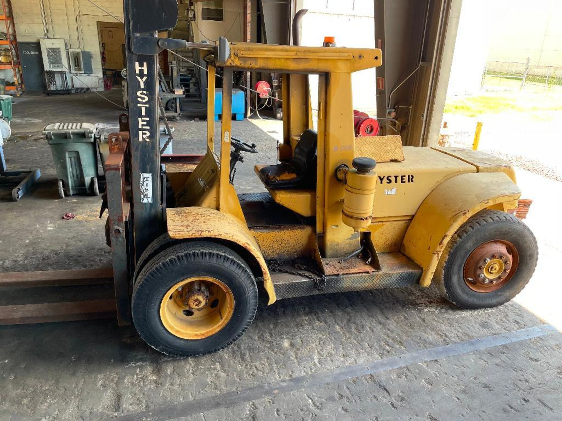 DESCRIPTION 1975 HYSTER H200E DUAL PNEUMATIC FORKLIFT BRAND/MODEL HYSTER H200E ADDITIONAL INFORMATIO - Image 8 of 21