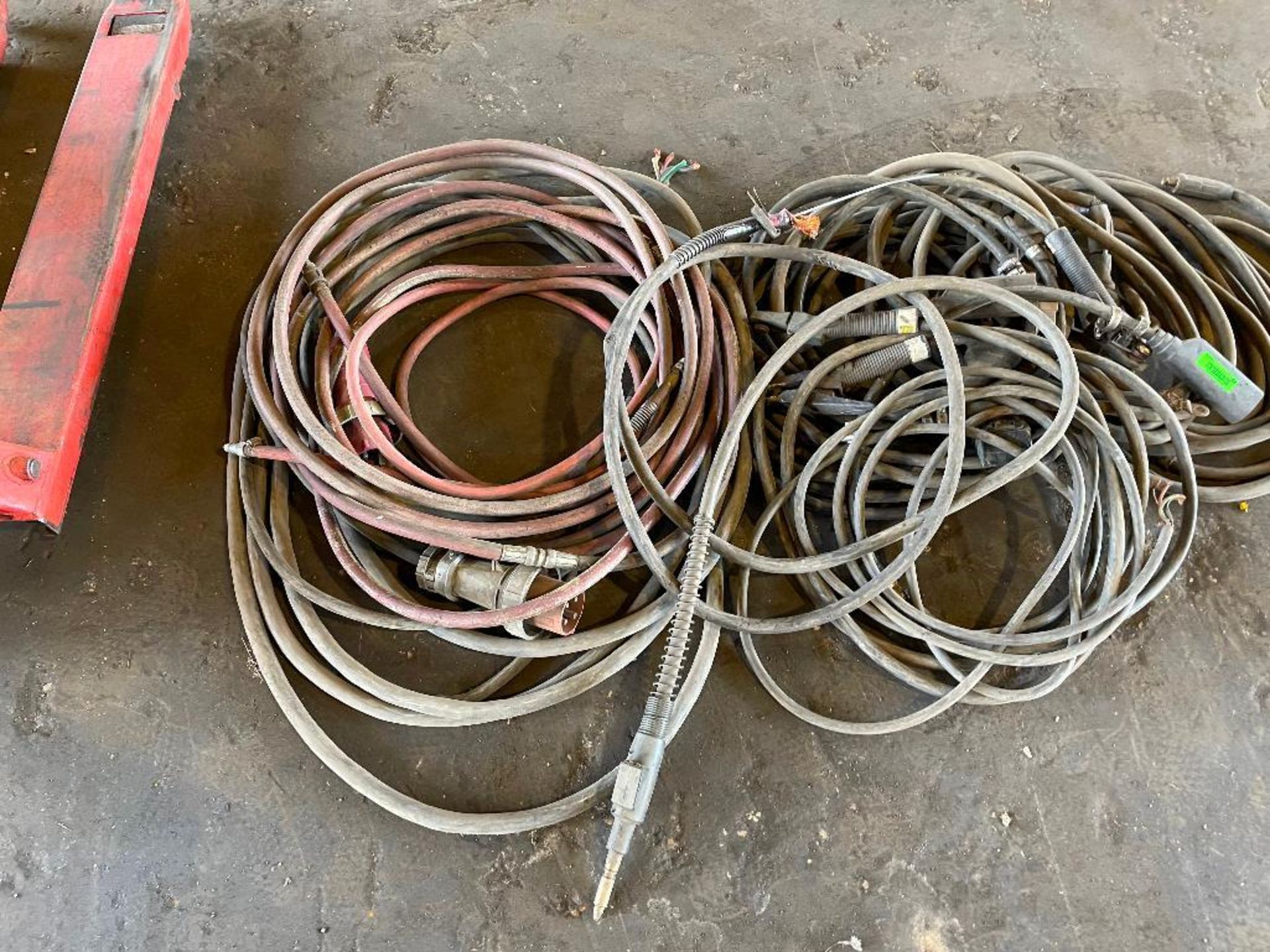 DESCRIPTION ASSORTED WELDING CABLE LEADS AND ELECTRICAL CORDS/ HOSES AS SHOWN THIS LOT IS ONE MONEY - Image 3 of 3
