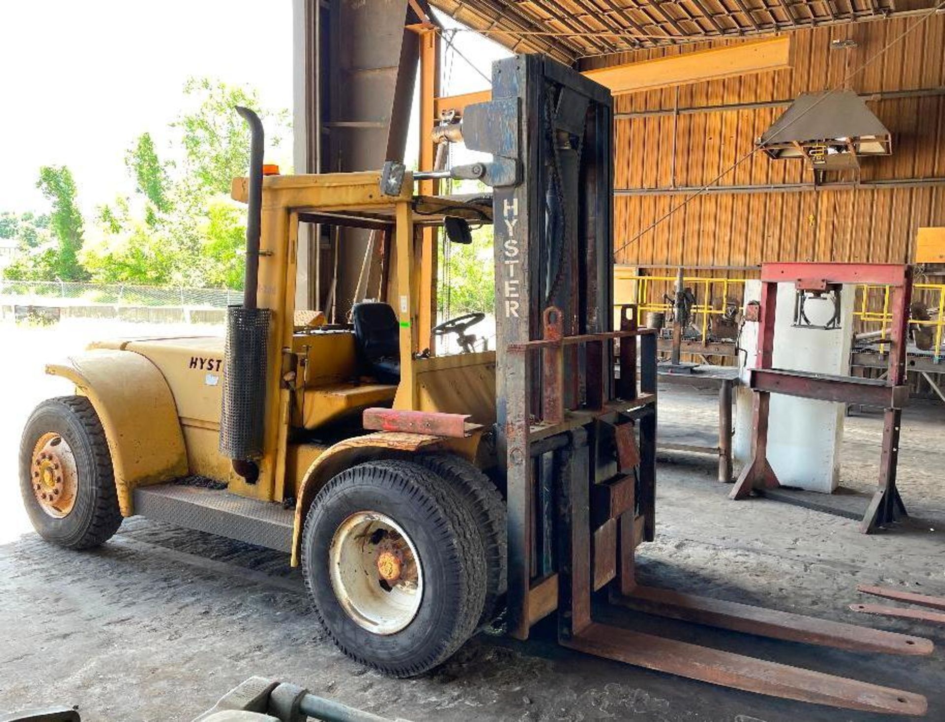 DESCRIPTION 1975 HYSTER H200E DUAL PNEUMATIC FORKLIFT BRAND/MODEL HYSTER H200E ADDITIONAL INFORMATIO - Image 3 of 21