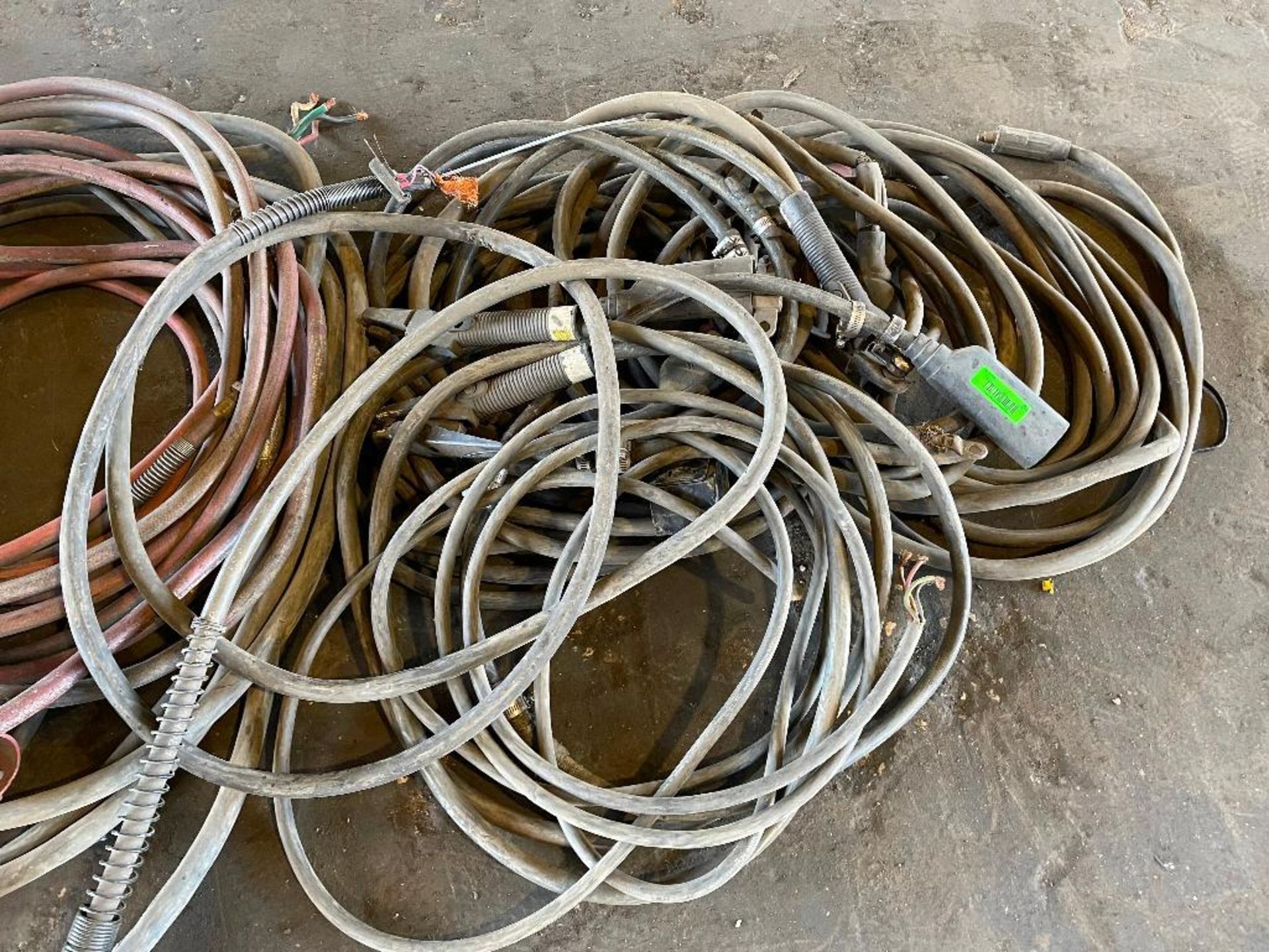 DESCRIPTION ASSORTED WELDING CABLE LEADS AND ELECTRICAL CORDS/ HOSES AS SHOWN THIS LOT IS ONE MONEY - Image 2 of 3