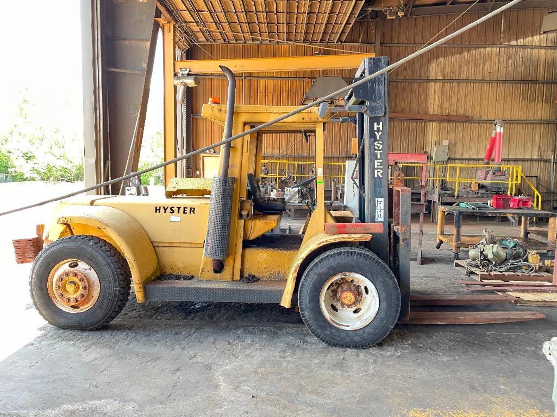 DESCRIPTION 1975 HYSTER H200E DUAL PNEUMATIC FORKLIFT BRAND/MODEL HYSTER H200E ADDITIONAL INFORMATIO - Image 4 of 21