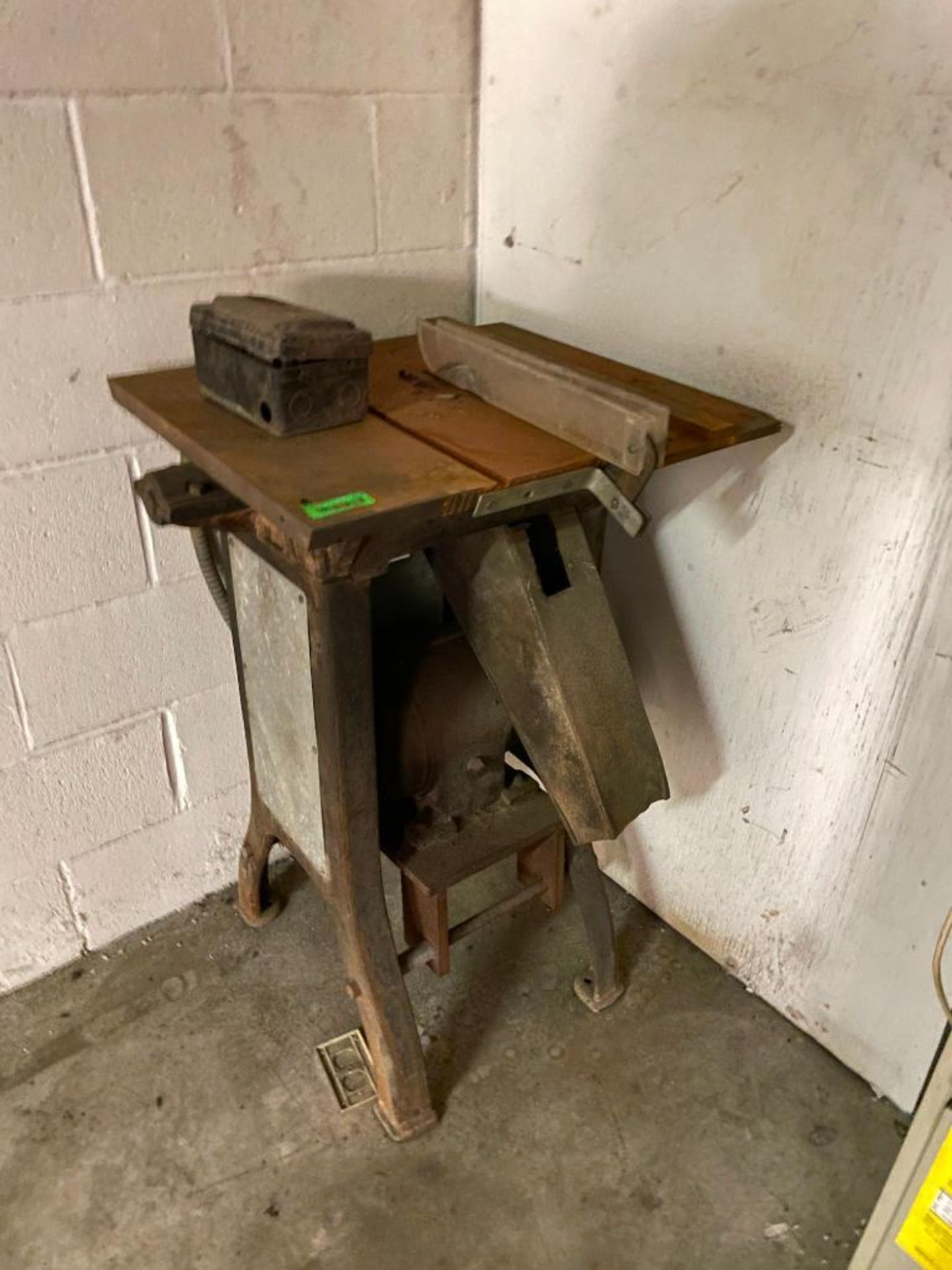 WILLIAMS LLOYD MACHINERY TABLE SAW ADDITIONAL INFO WORKING CONDITION UNKNOWN LOCATION PARTS ROOM QUA - Image 2 of 3