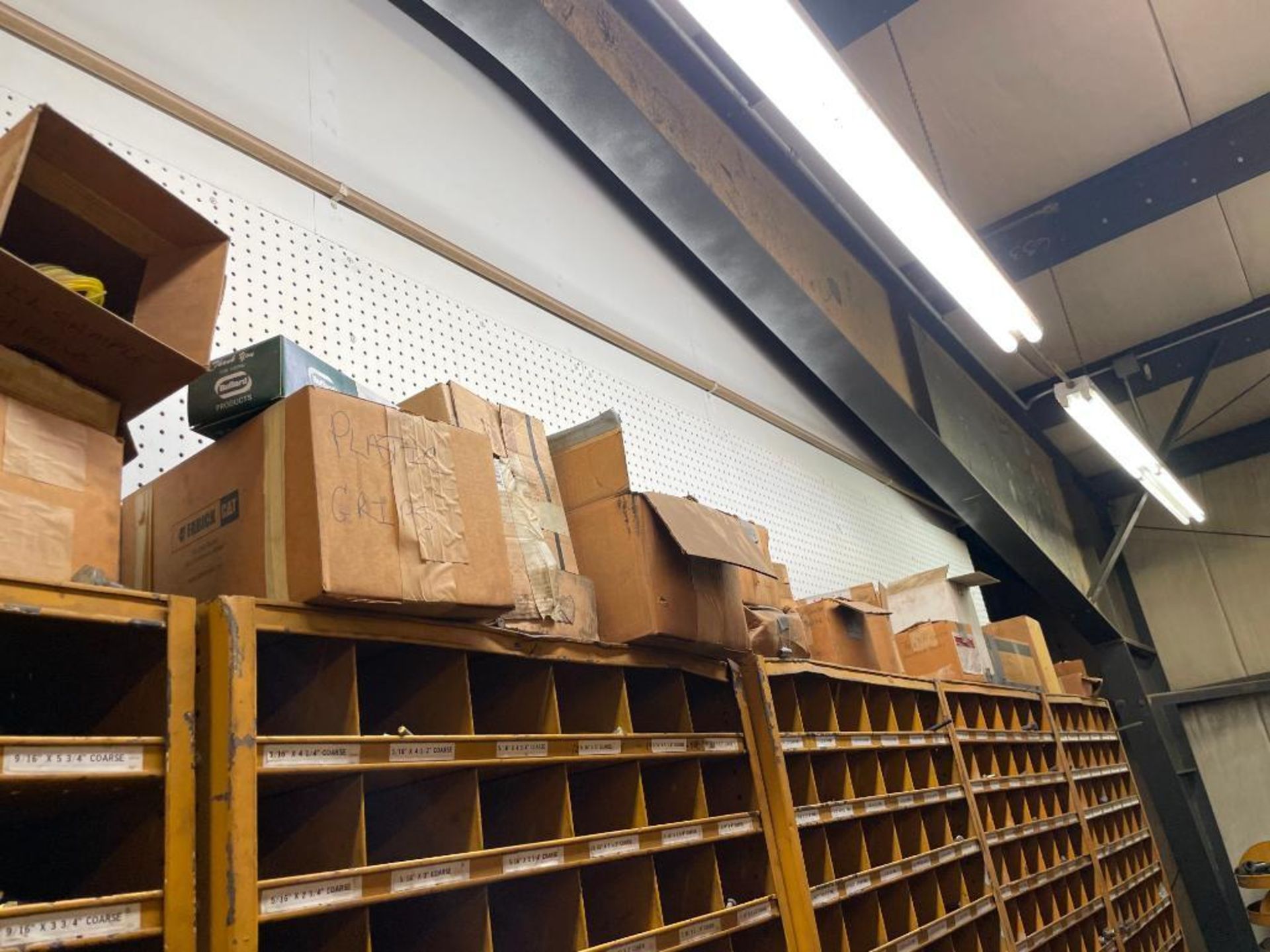 SHELVING UNITS WITH LARGE AMOUNT OF AUTOMOTIVE AND HEAVY MACHINERY PARTS AS SHOWN ADDITIONAL INFO SE - Image 8 of 10