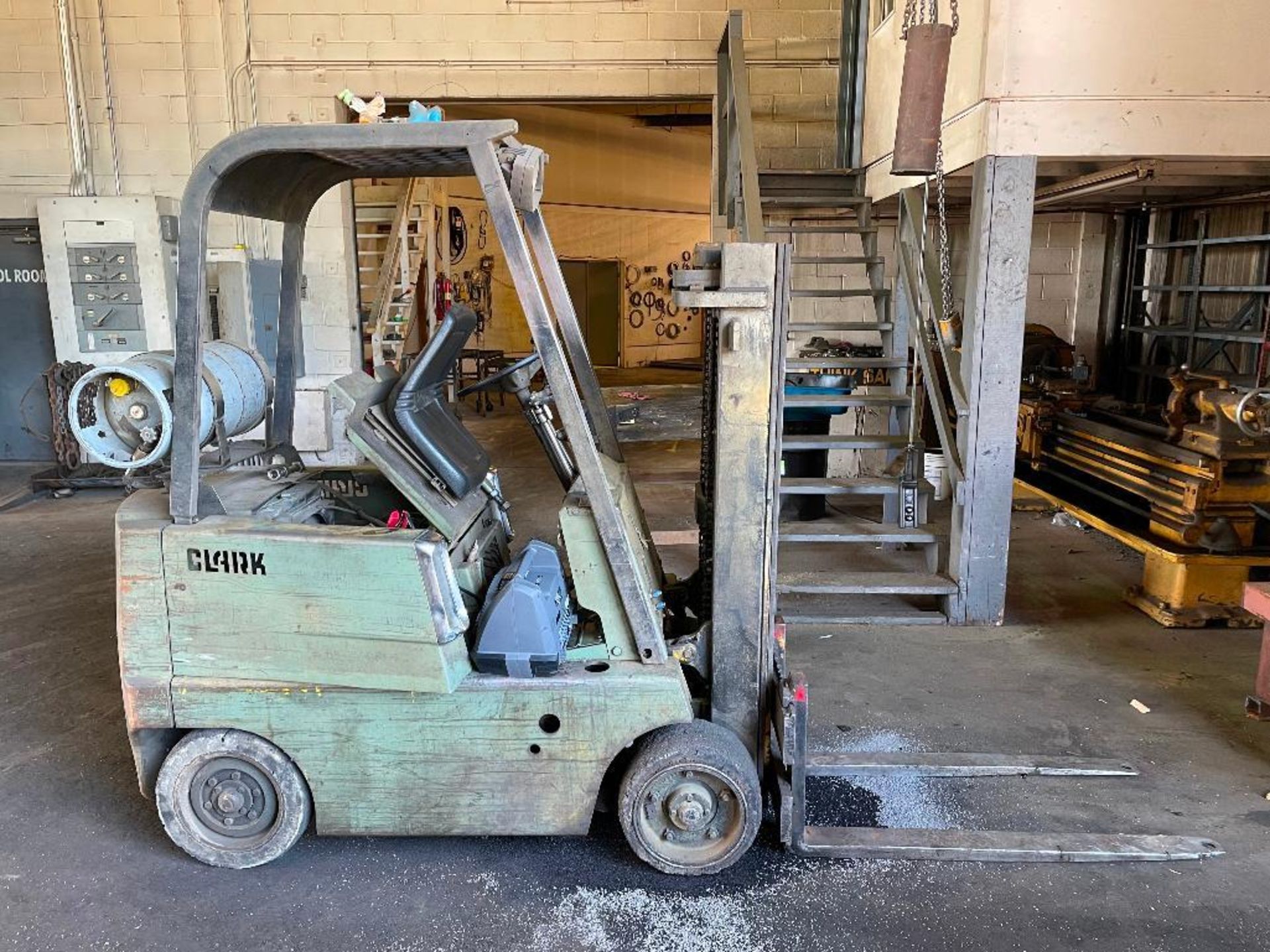 DESCRIPTION 1967 CLARK C40B PNEUMATIC FORKLIFT BRAND/MODEL CLARK C40B ADDITIONAL INFORMATION SERIAL - Image 2 of 6