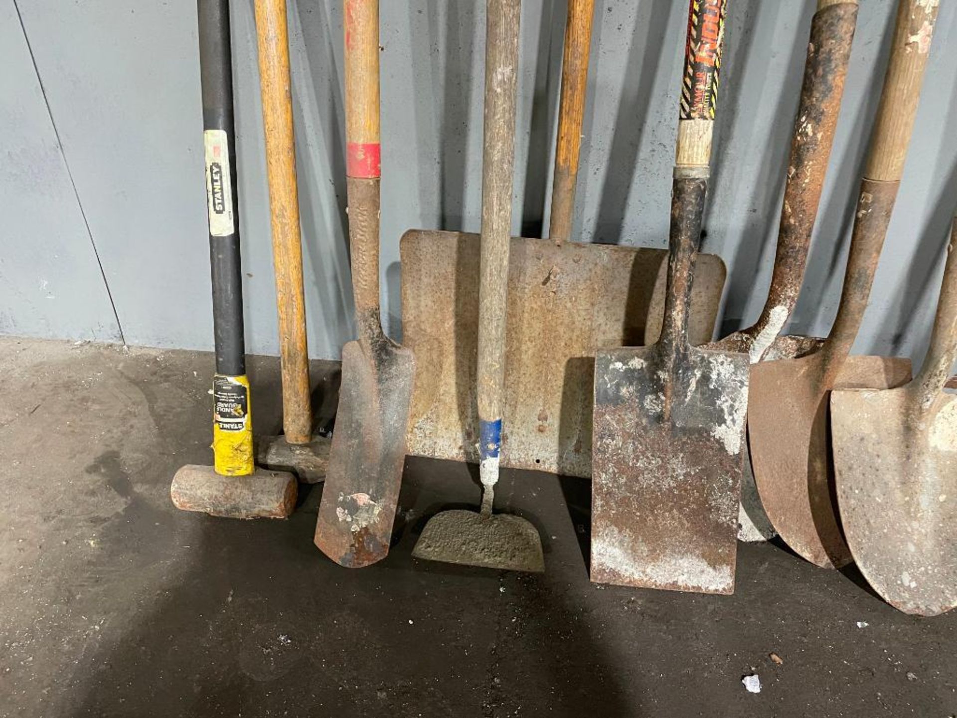 DESCRIPTION ASSORTED SHOVELS & HAND TOOLS AS SHOWN THIS LOT IS ONE MONEY QUANTITY 1 ASSORTED SHOVELS - Image 5 of 5