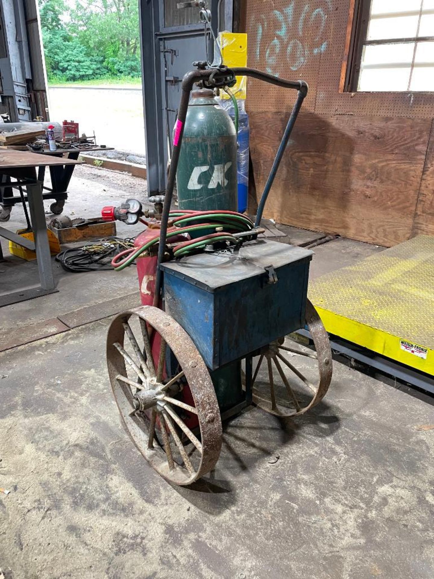 DESCRIPTION INDUSTRIAL WELDING CART W/ CAST IRON WHEELS ADDITIONAL INFORMATION TANKS ARE NOT INCLUDE - Image 4 of 5