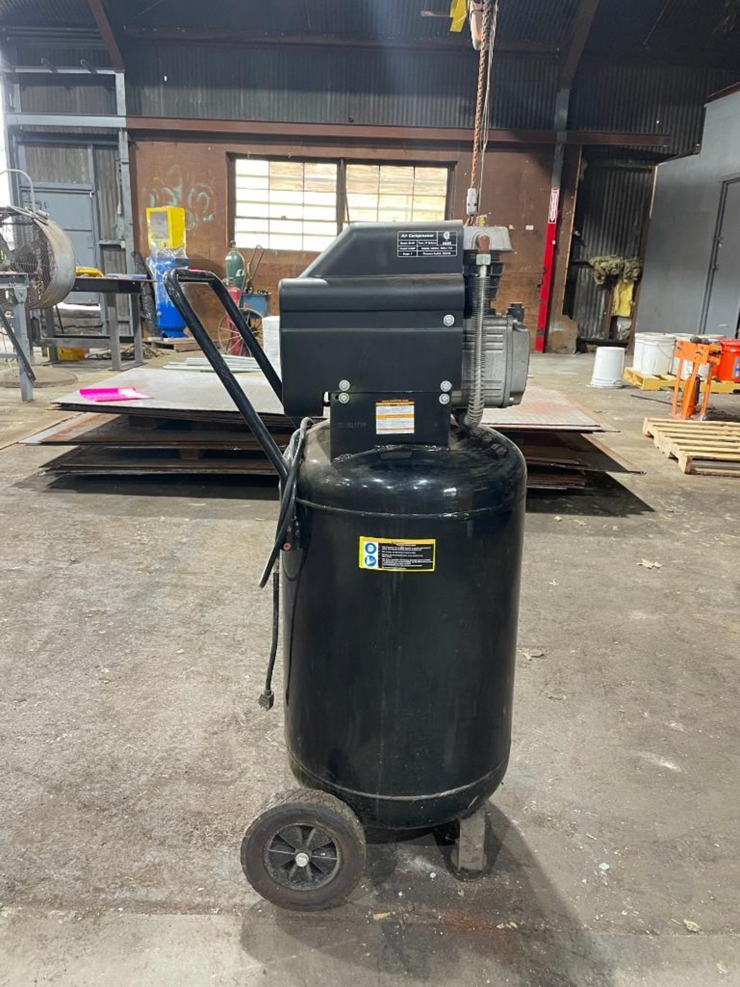 DESCRIPTION 21-GALLON CAST IRON VERTICAL AIR COMPRESSOR BRAND/MODEL CENTRAL PNEUMATIC ADDITIONAL INF - Image 5 of 7