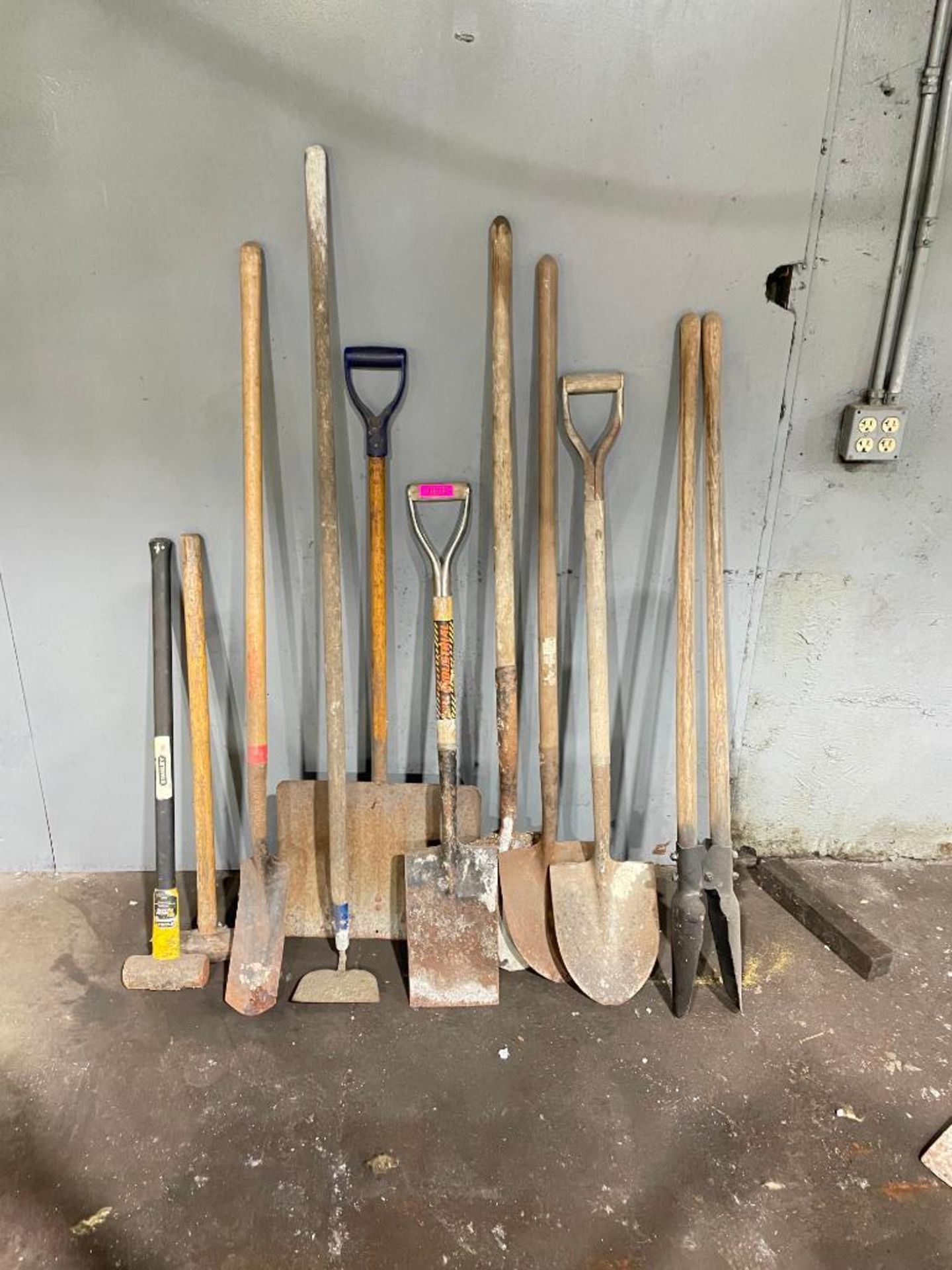 DESCRIPTION ASSORTED SHOVELS & HAND TOOLS AS SHOWN THIS LOT IS ONE MONEY QUANTITY 1 ASSORTED SHOVELS - Image 3 of 5