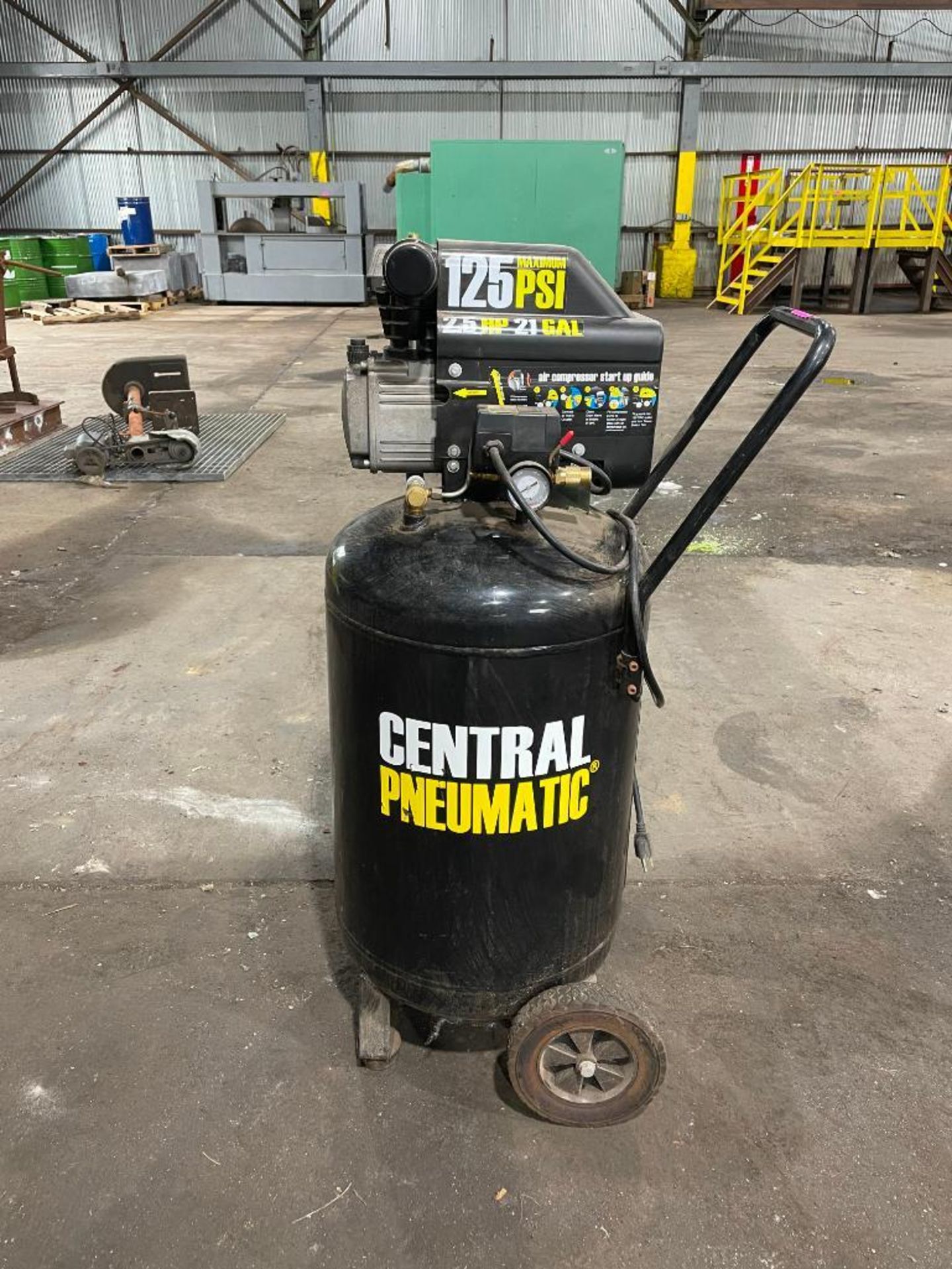 DESCRIPTION 21-GALLON CAST IRON VERTICAL AIR COMPRESSOR BRAND/MODEL CENTRAL PNEUMATIC ADDITIONAL INF - Image 3 of 7