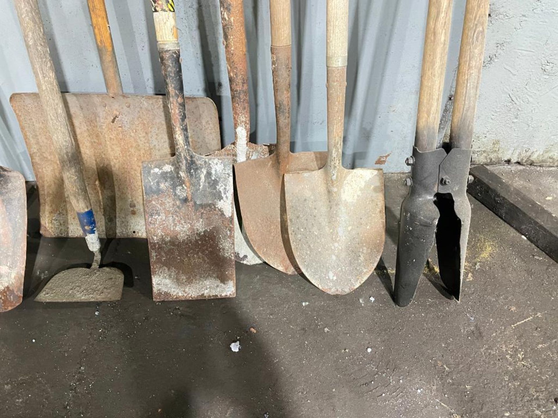 DESCRIPTION ASSORTED SHOVELS & HAND TOOLS AS SHOWN THIS LOT IS ONE MONEY QUANTITY 1 ASSORTED SHOVELS - Image 4 of 5