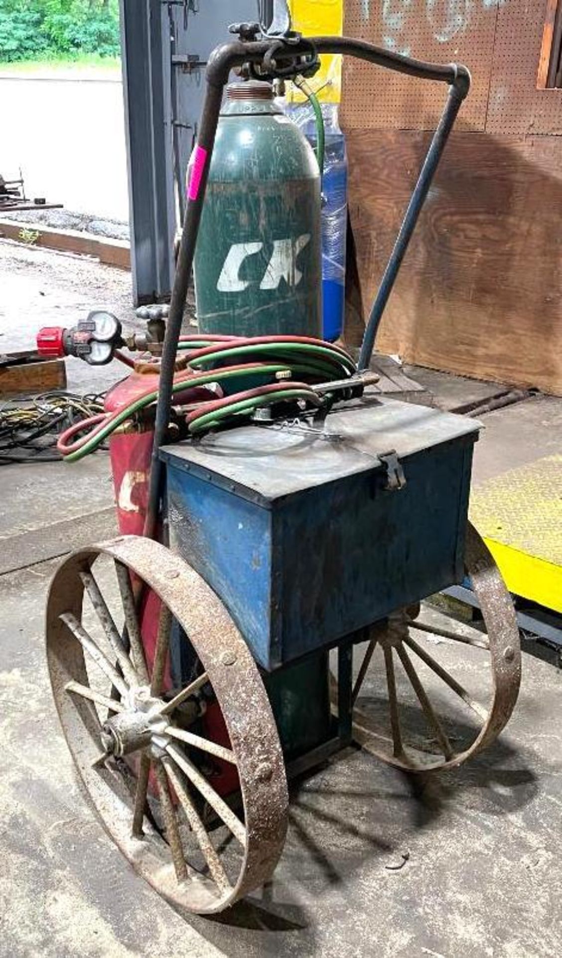 DESCRIPTION INDUSTRIAL WELDING CART W/ CAST IRON WHEELS ADDITIONAL INFORMATION TANKS ARE NOT INCLUDE - Image 2 of 5