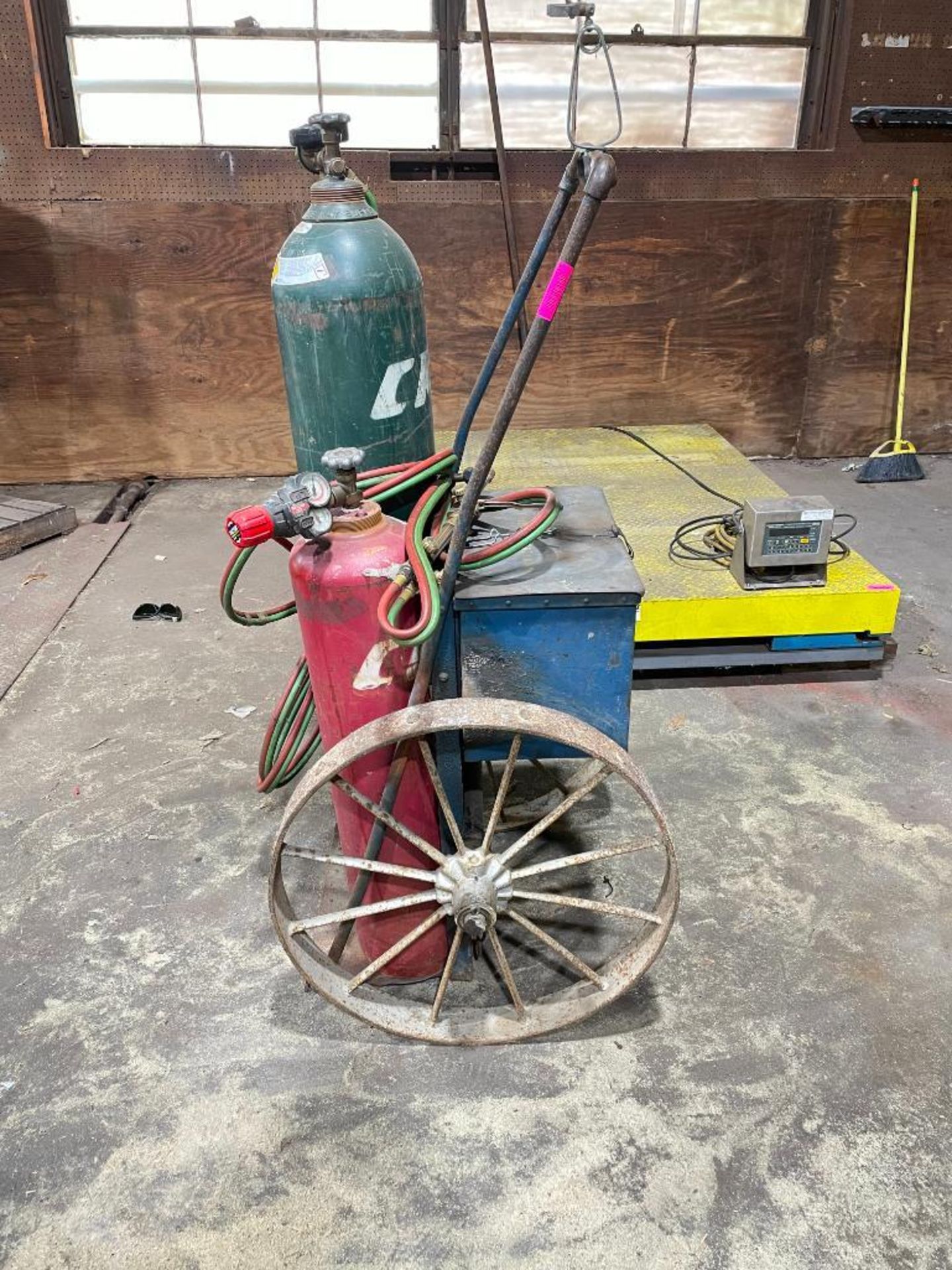 DESCRIPTION INDUSTRIAL WELDING CART W/ CAST IRON WHEELS ADDITIONAL INFORMATION TANKS ARE NOT INCLUDE - Image 3 of 5