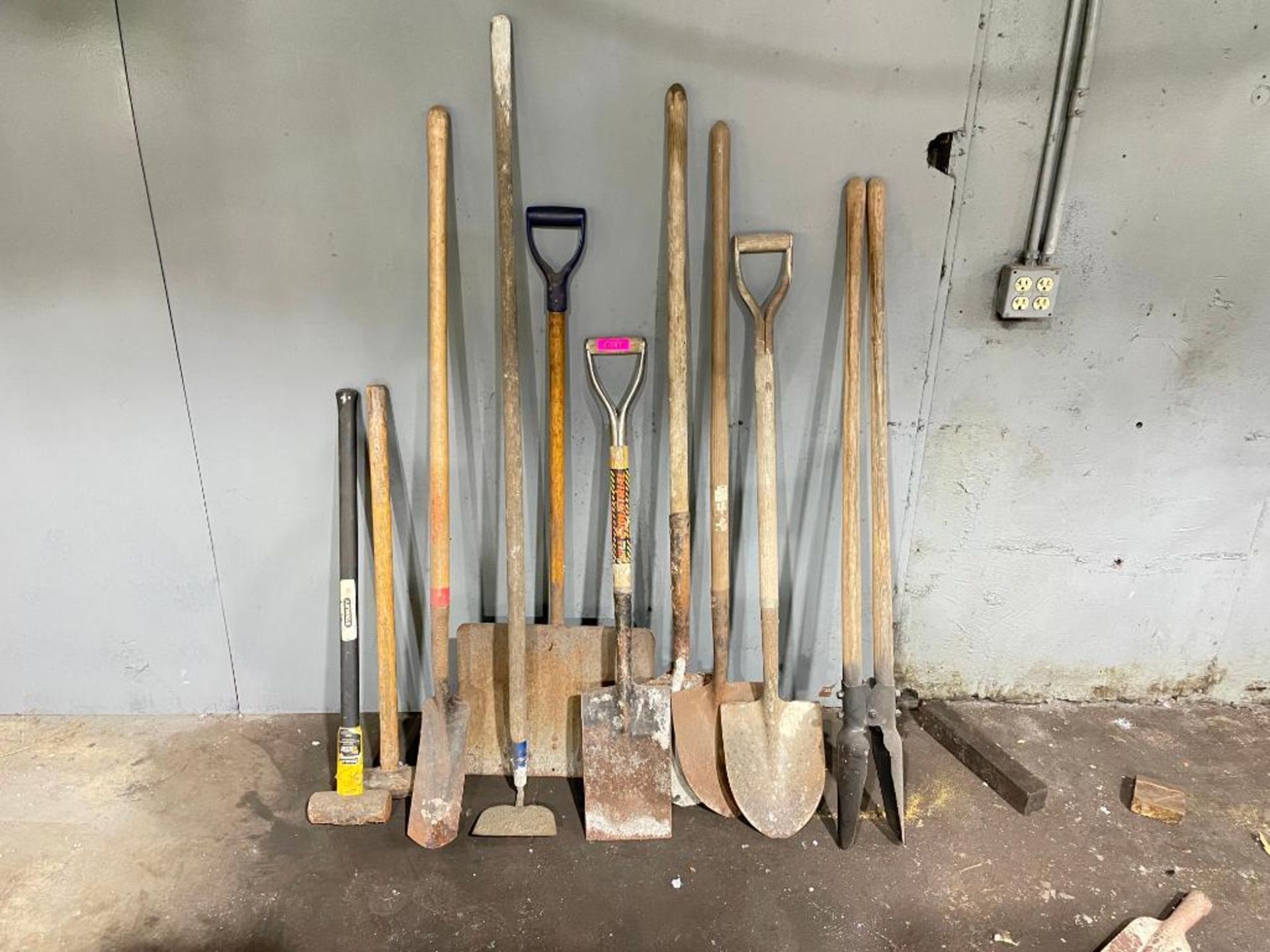 DESCRIPTION ASSORTED SHOVELS & HAND TOOLS AS SHOWN THIS LOT IS ONE MONEY QUANTITY 1 ASSORTED SHOVELS - Image 2 of 5