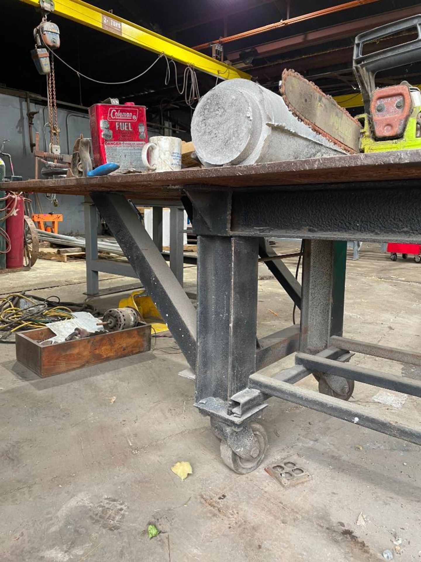 DESCRIPTION 20' STEEL WORK TABLE W/ STEEL FRAME ON CASTERS ADDITIONAL INFORMATION CONTENTS ON TABLE - Image 6 of 7