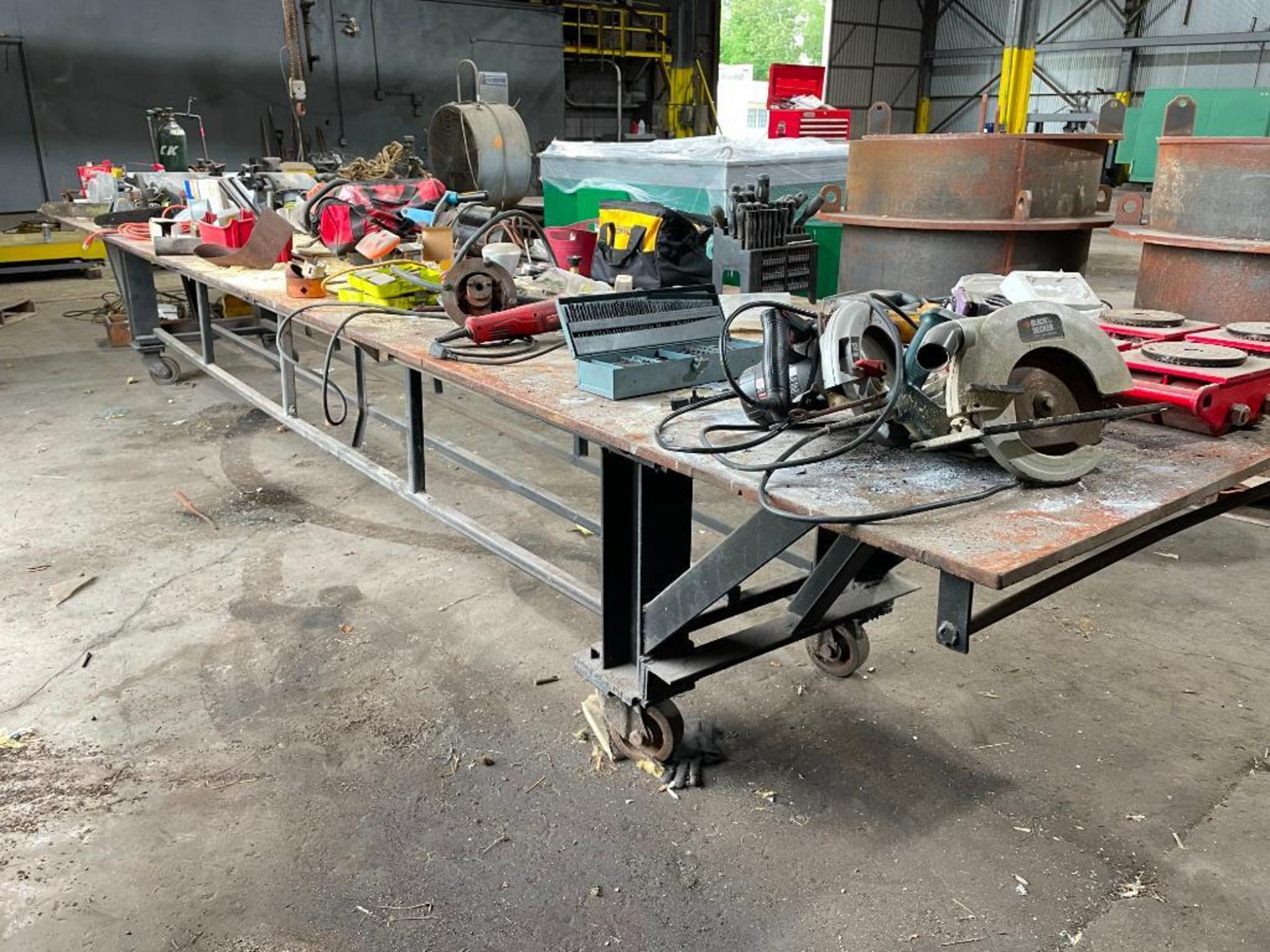 DESCRIPTION 20' STEEL WORK TABLE W/ STEEL FRAME ON CASTERS ADDITIONAL INFORMATION CONTENTS ON TABLE - Image 3 of 7