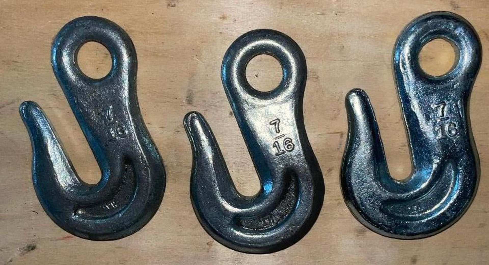 DESCRIPTION: (1) BARREL OF 7/16 FORGED SLING HOOKS. 338 IN BARREL ADDITIONAL INFORMATION RETAILS FOR