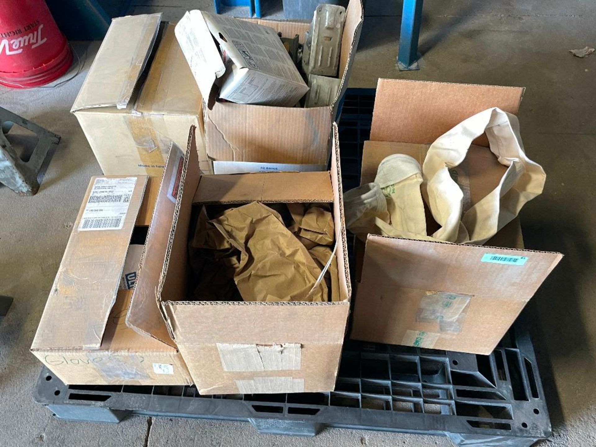 DESCRIPTION: PALLET OF ASSORTED PACKING PRODUCT. THIS LOT IS: ONE MONEY QTY: 1