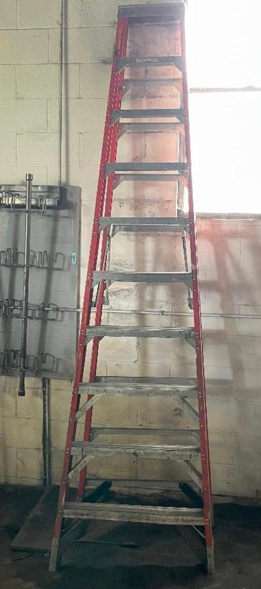 DESCRIPTION: 12' FIBERGLASS LADDER. SIZE: 12' QTY: 1