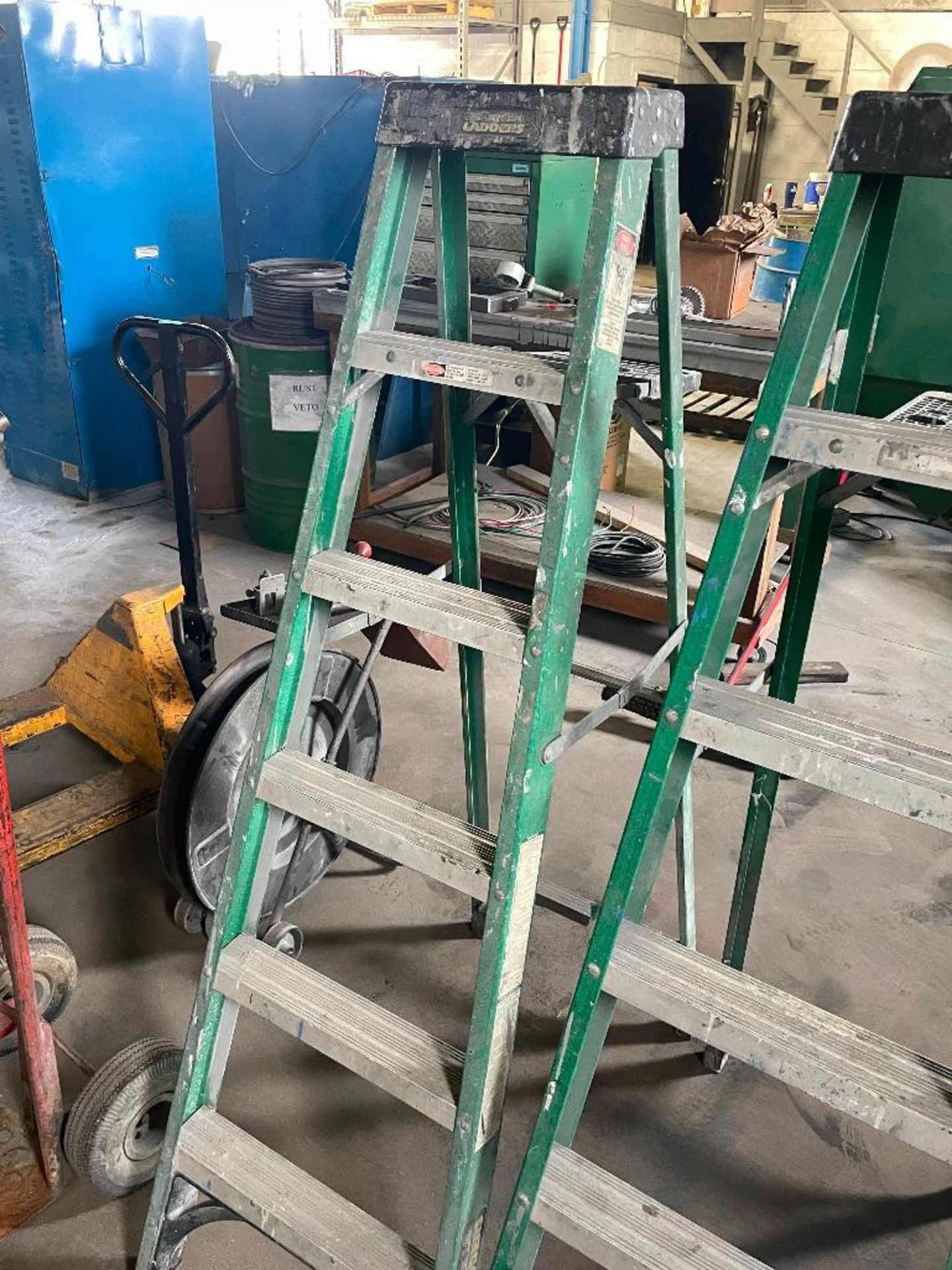 DESCRIPTION: 6' FIBERGLASS LADDER - GREEN SIZE: 6' QTY: 1