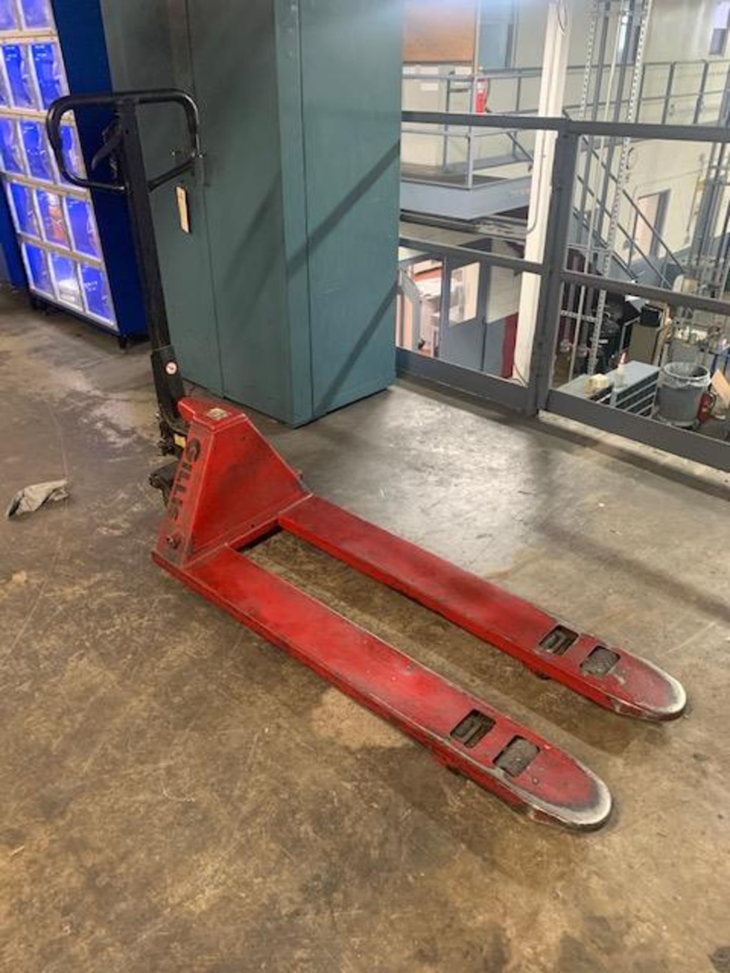 5,500LB Gillis Hand Pallet Truck - Image 2 of 5