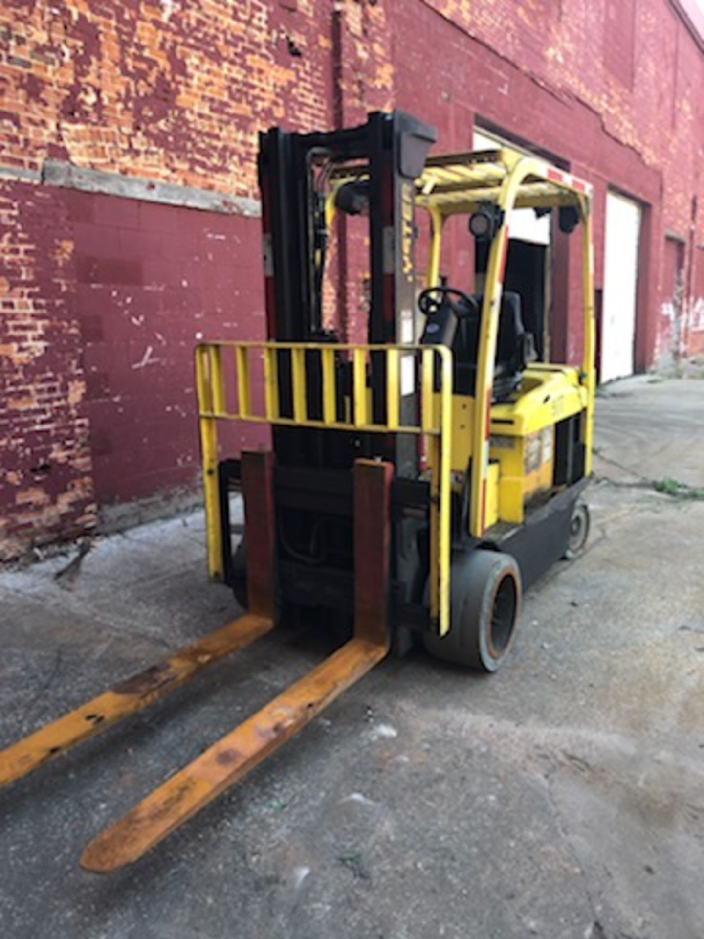 2014 HYSTER 10,000 LB CAPACITY ELECTRIC FORKLIFT MODEL E100XN - Image 2 of 5