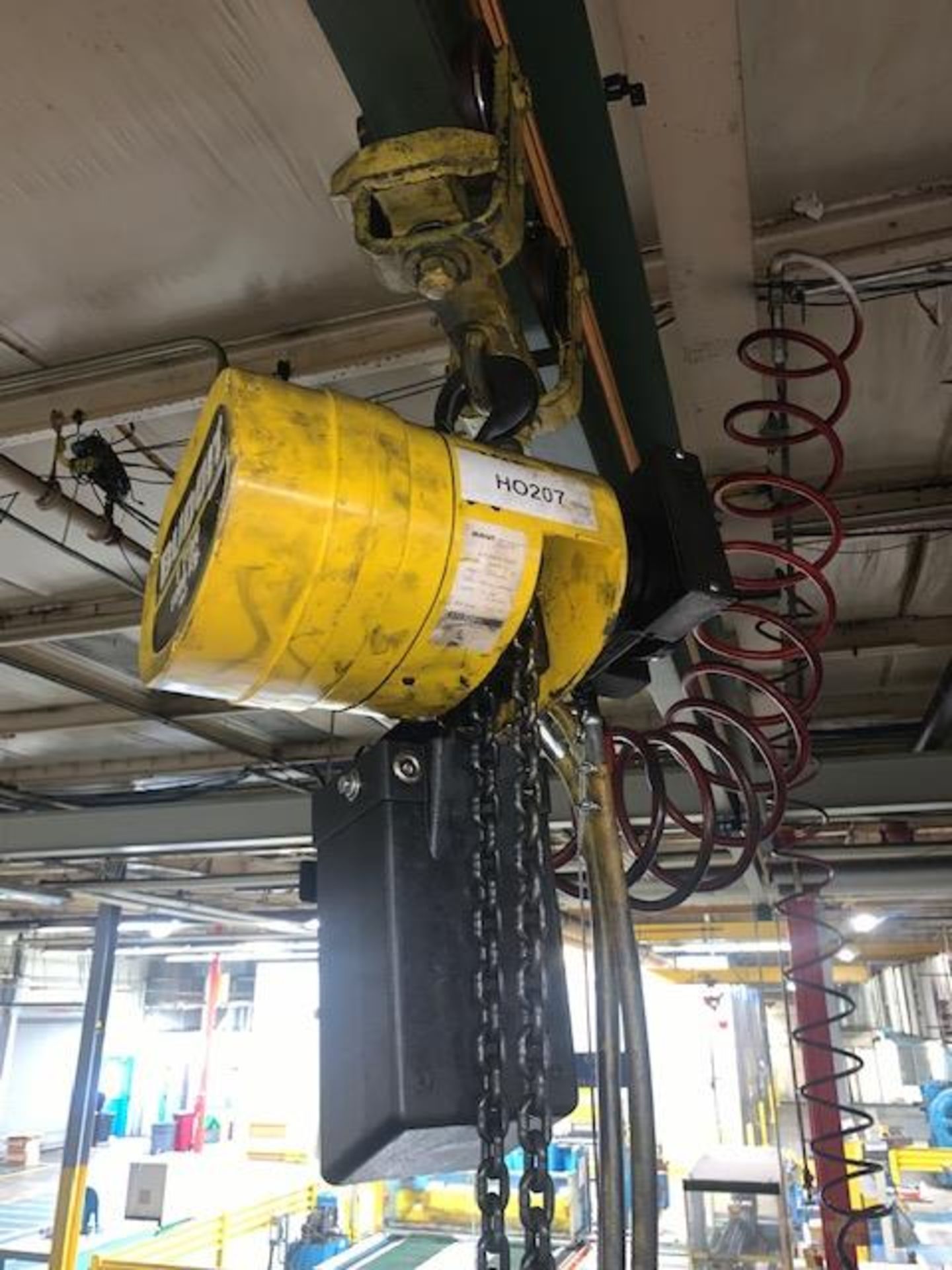 1 Ton Budgit Pneumatic Chain Hoist w/ Controls, Manual Trolley, Mfg'd: 2017 - Image 4 of 5