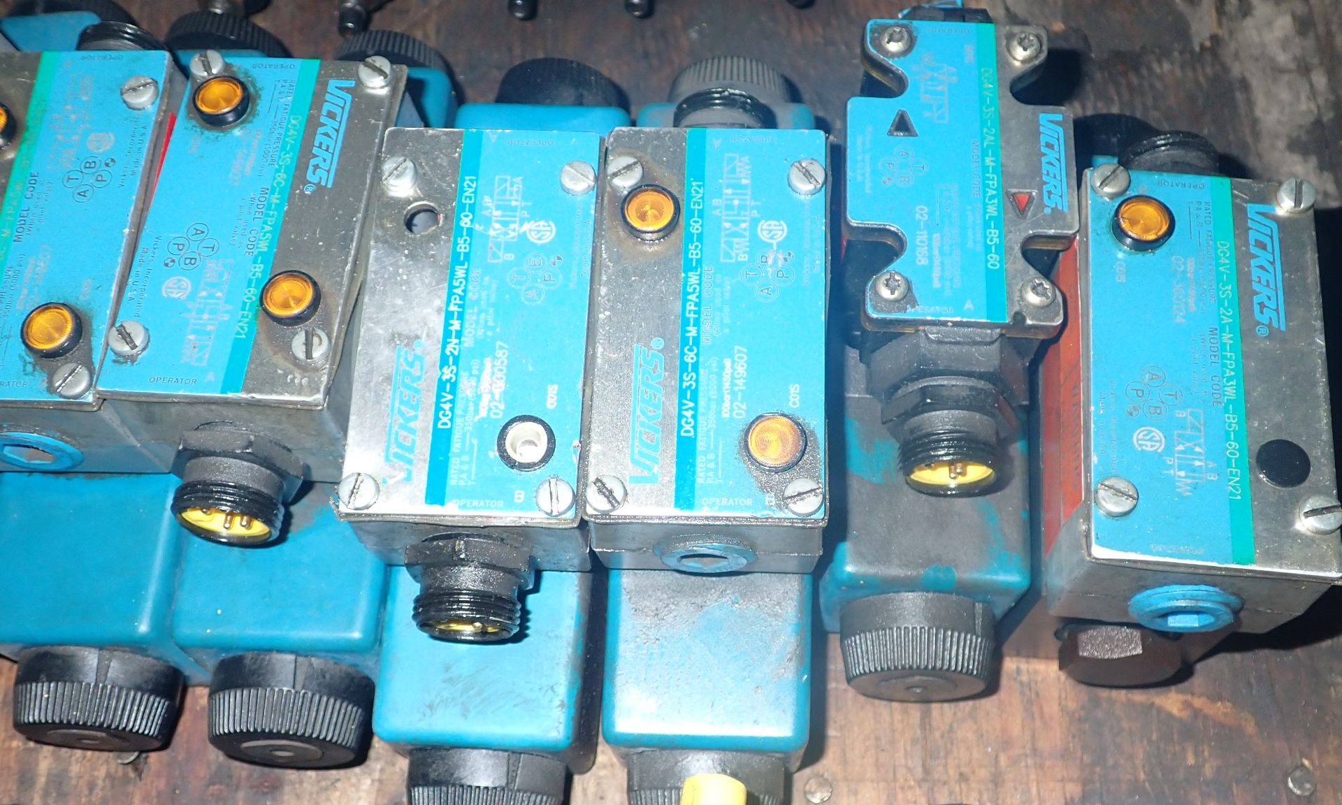 Huge Lot of Vickers Valves - Image 4 of 9