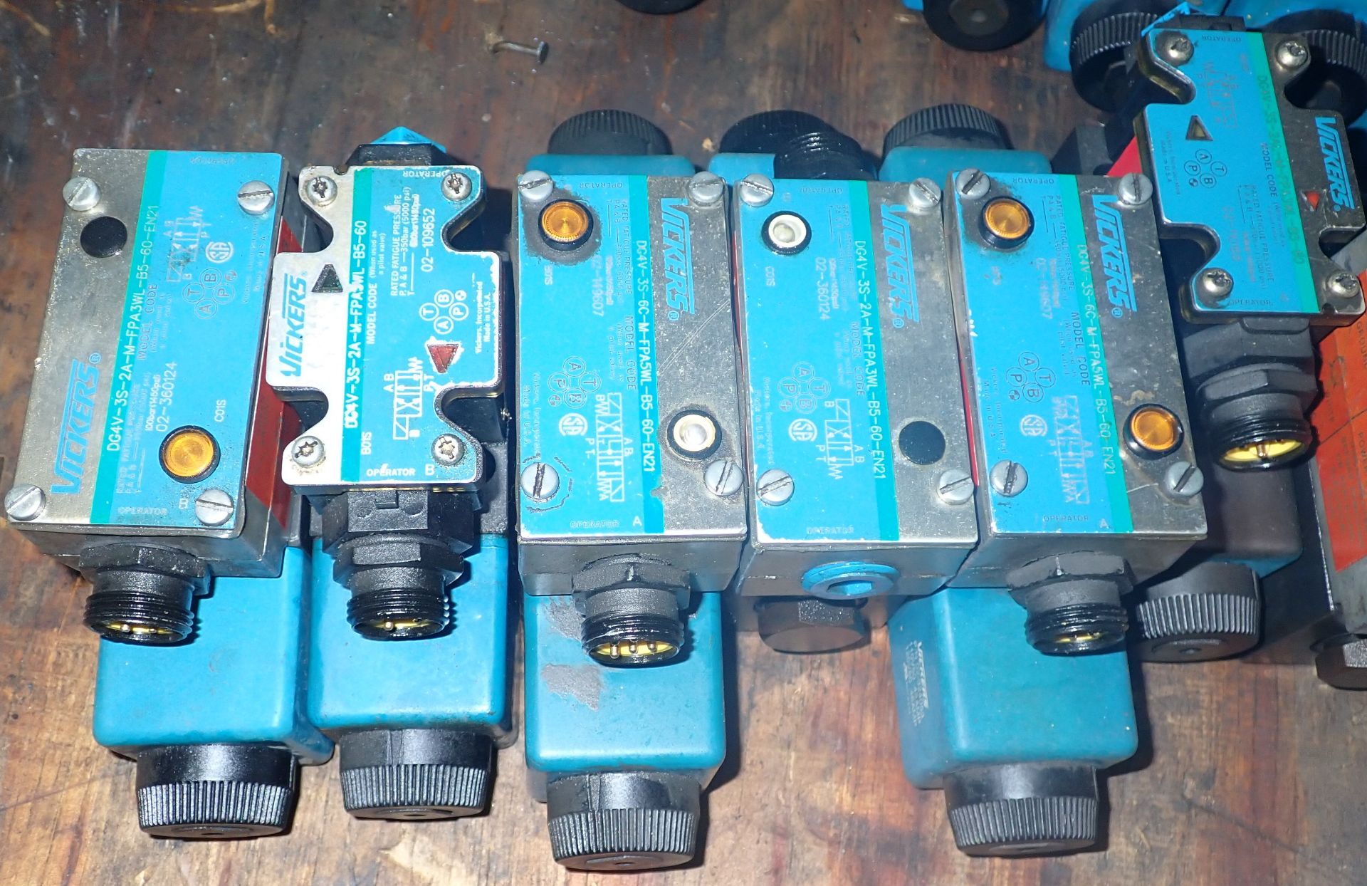 Huge Lot of Vickers Valves - Image 6 of 9