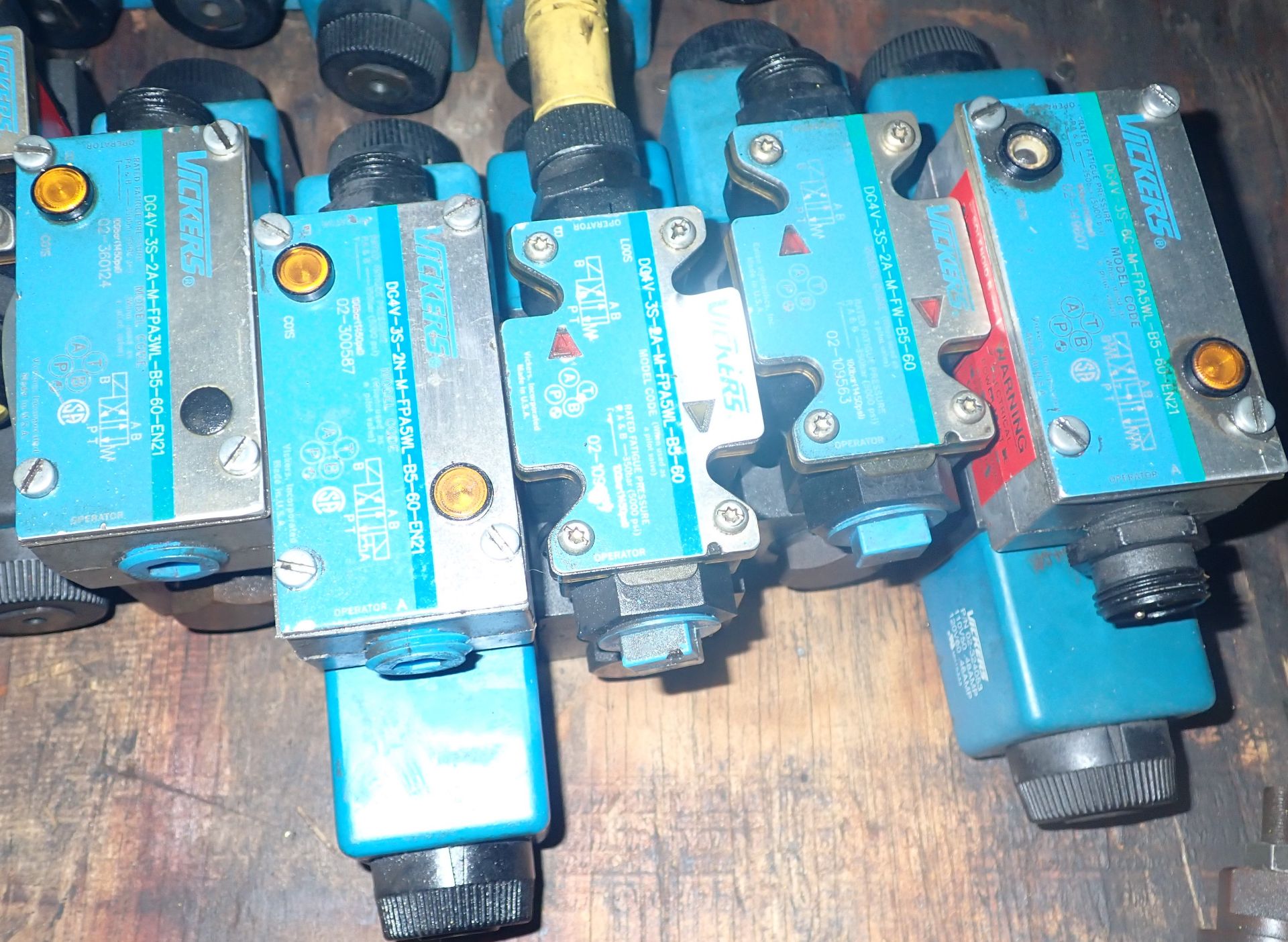 Huge Lot of Vickers Valves - Image 5 of 9