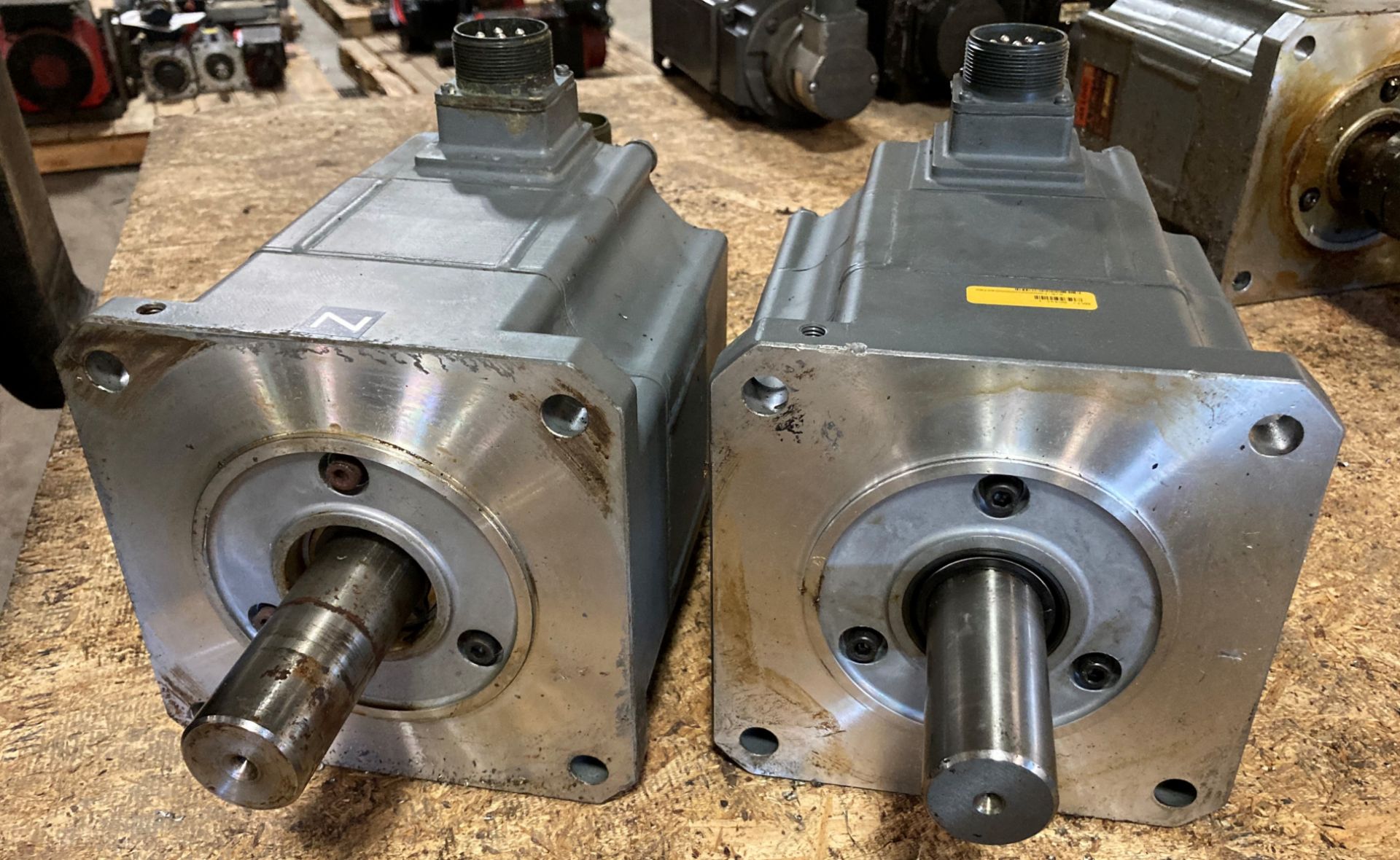 (2) Mitsubishi Permanent Magnet AC Servo Motors, P/N: HA100C - Image 2 of 6