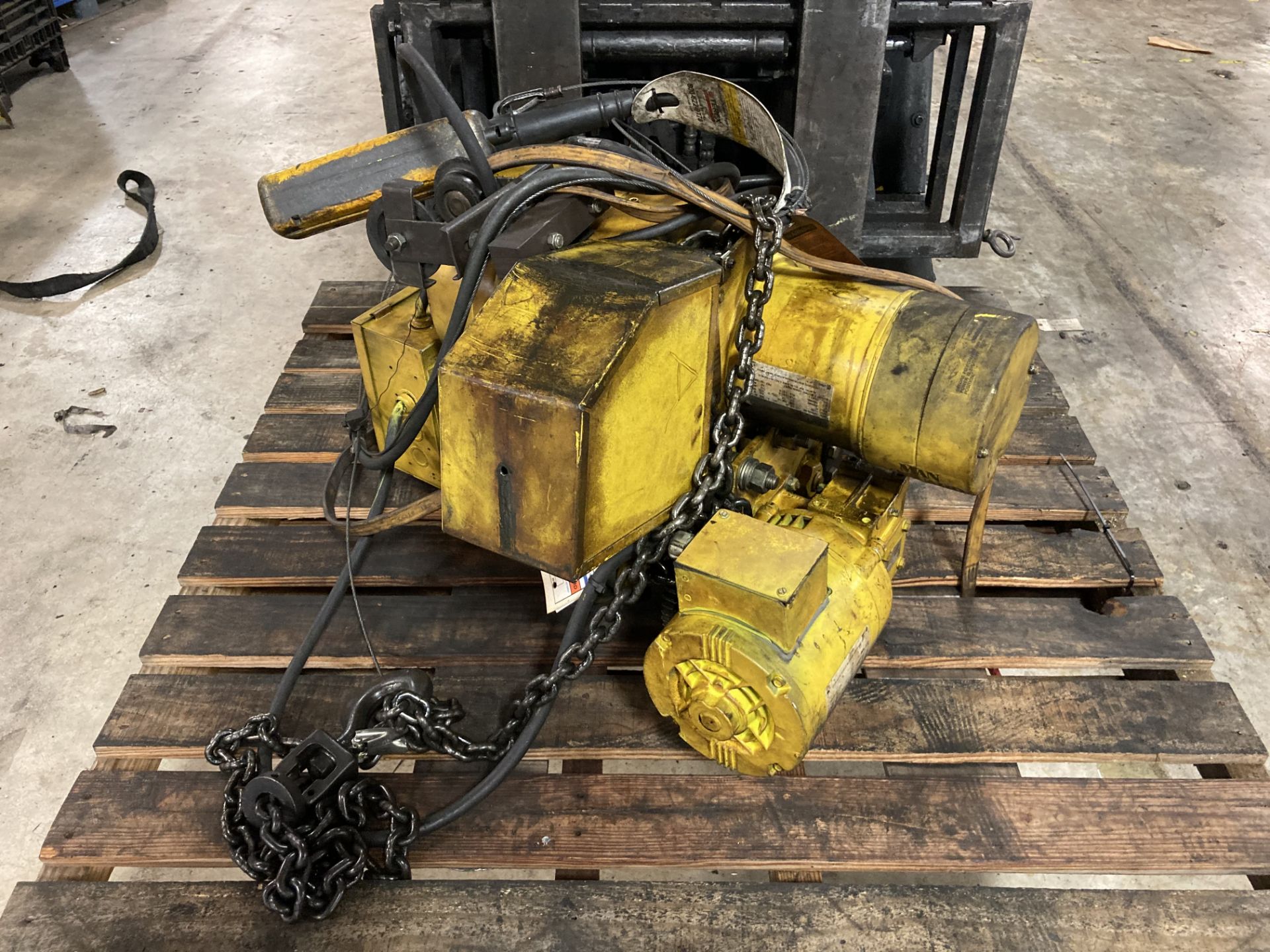 Budgit 1 Ton Chain Hoist with Power Trolley - Image 2 of 8