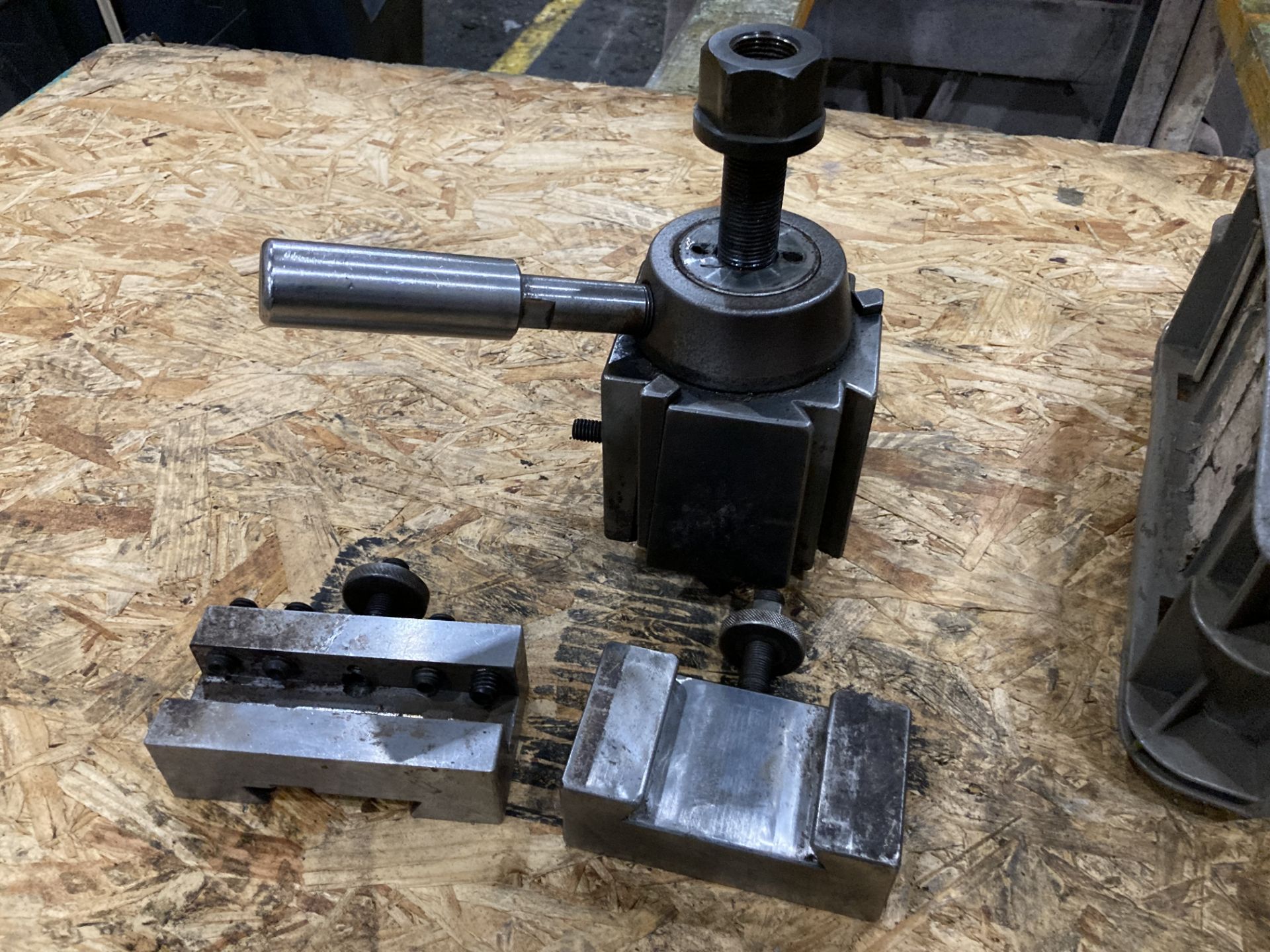 Aloris Tool Post with (2) Fixtures