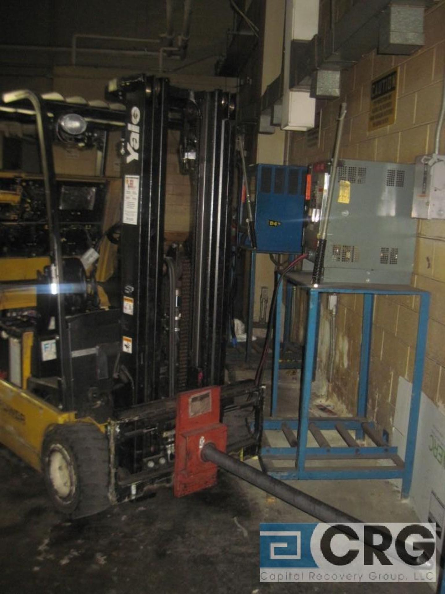 Yale forklift, m/n ERP040THN36TEO82, electric battery powered, 36 volt, 3700 lb capacity, 3-stage - Image 3 of 4