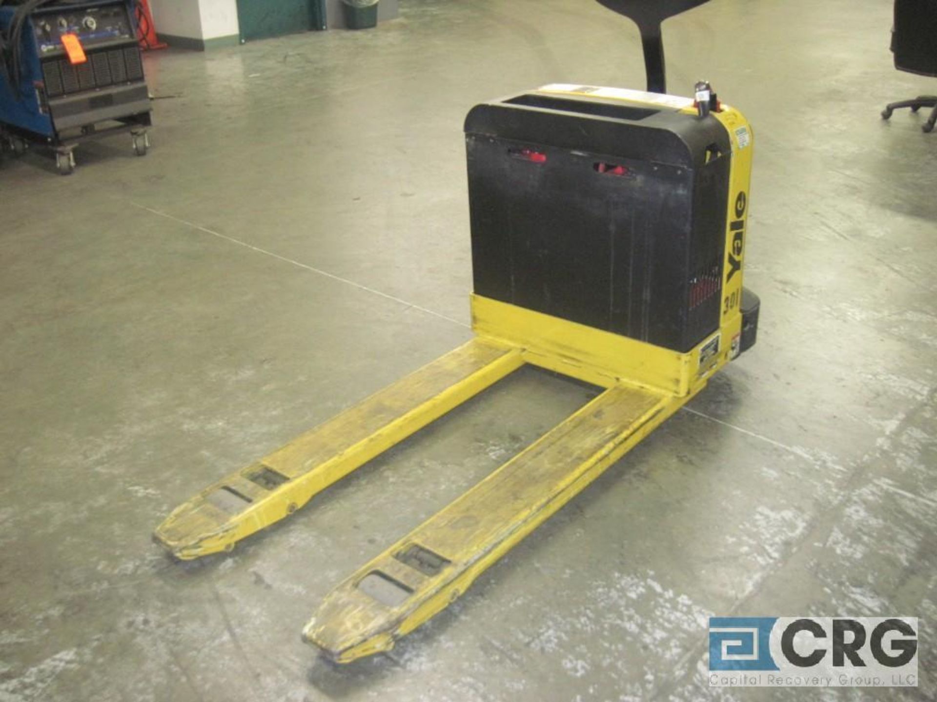 Yale MPB040-EN24T2748 walk behind pallet jack, 24 volt battery, 4000 lb capacity (Machine Shop - Image 3 of 4