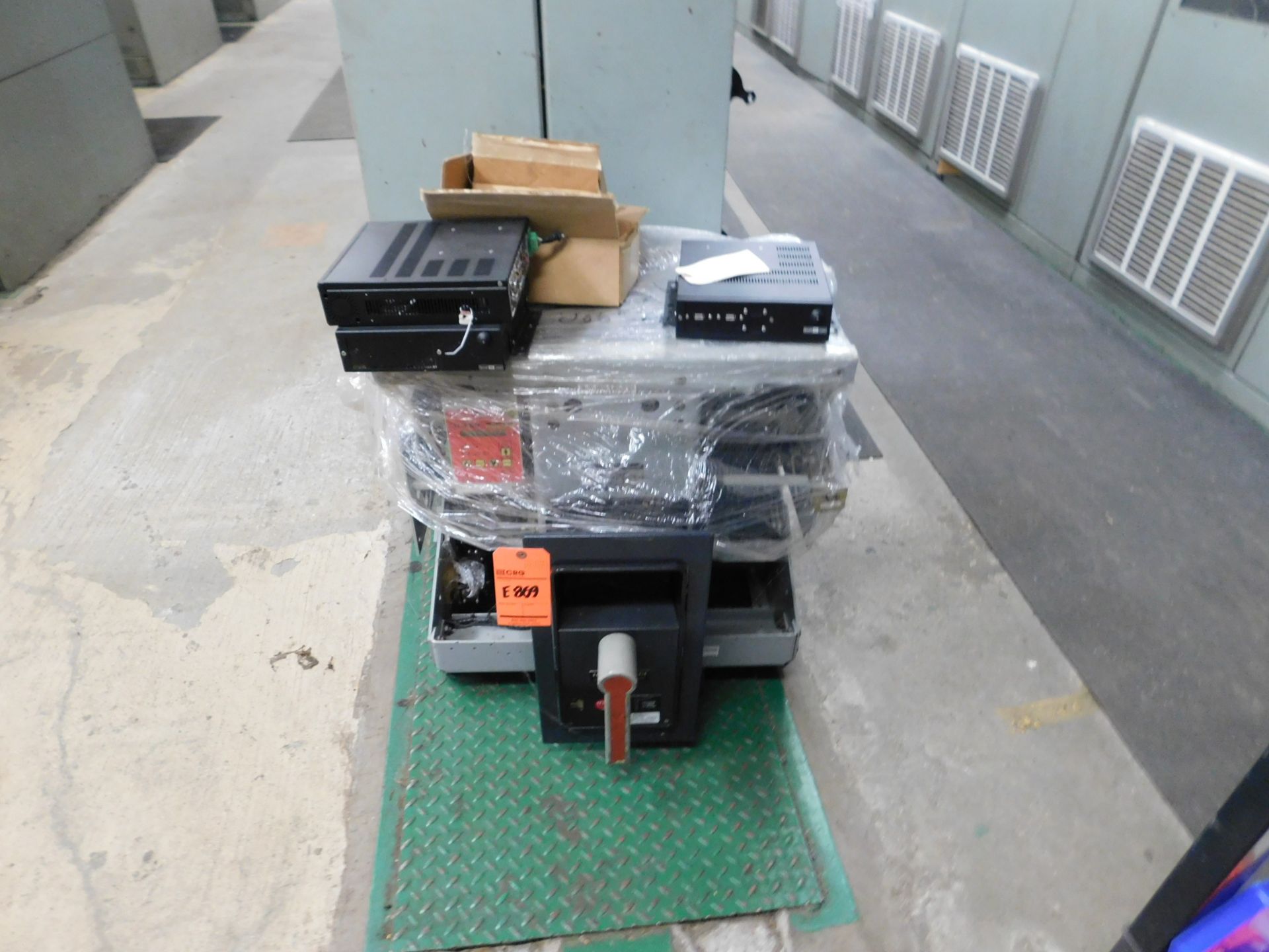 Lot of (4) circuit breakers, and (1) power vac lift COPPER WIRE NOT INCLUDED (Location: 2nd Fl. - Image 4 of 4