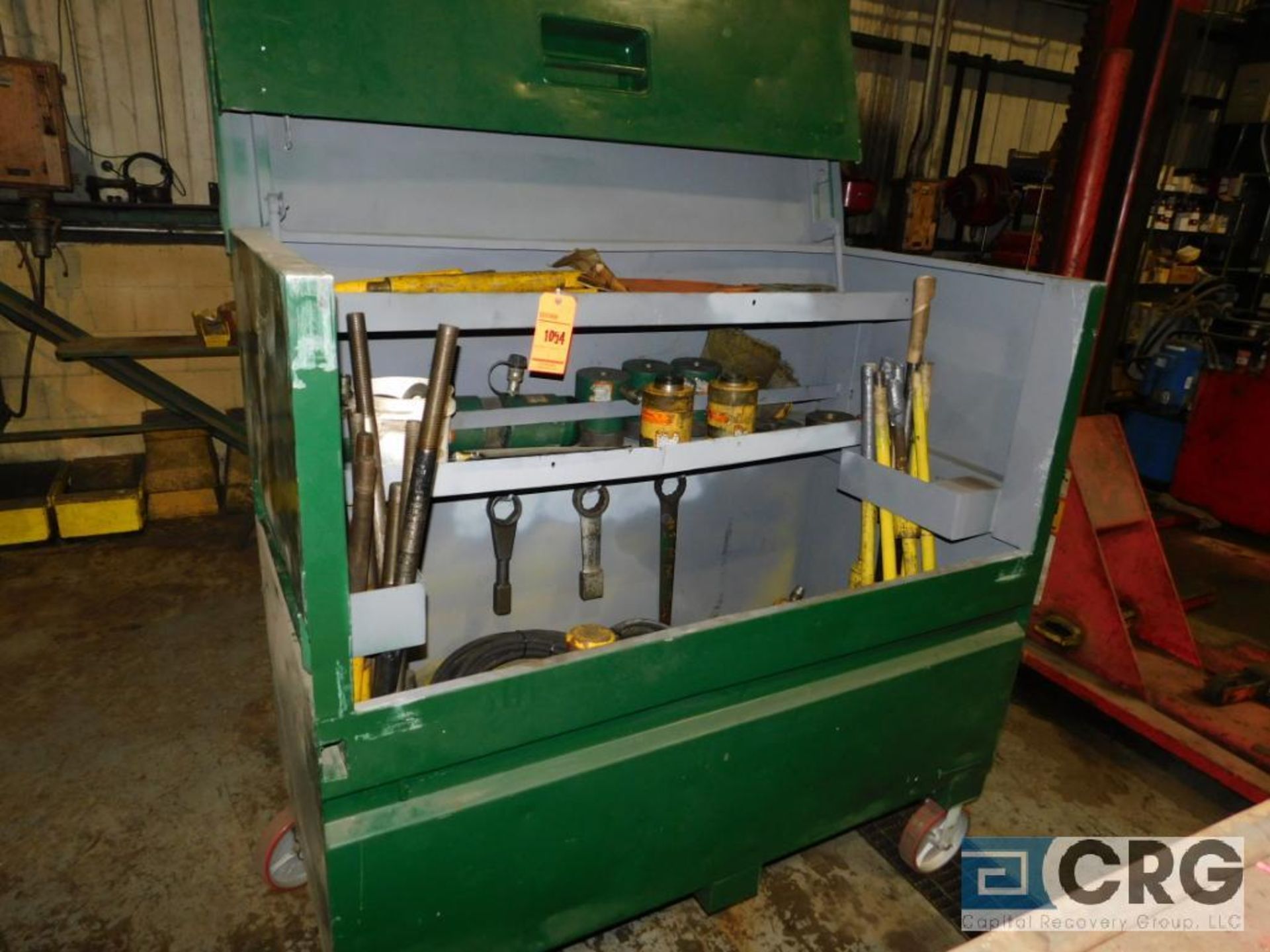 Job box with hydraulic jacks (mobile) (Location: Maintenance Bldg.)