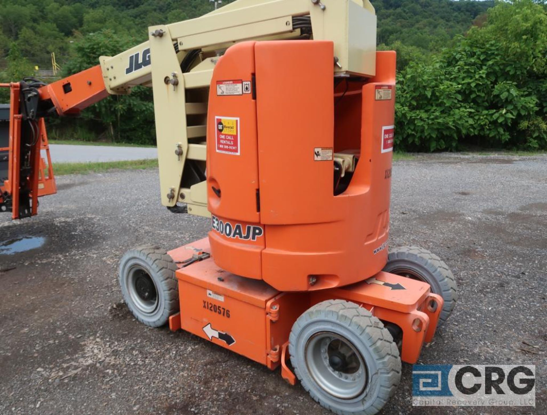 2012 JLG E300-AJP manlift, 500 lb. cap., platform height 30 ft., hort. length 20.5 ft., 48 volt, s/n - Image 5 of 5