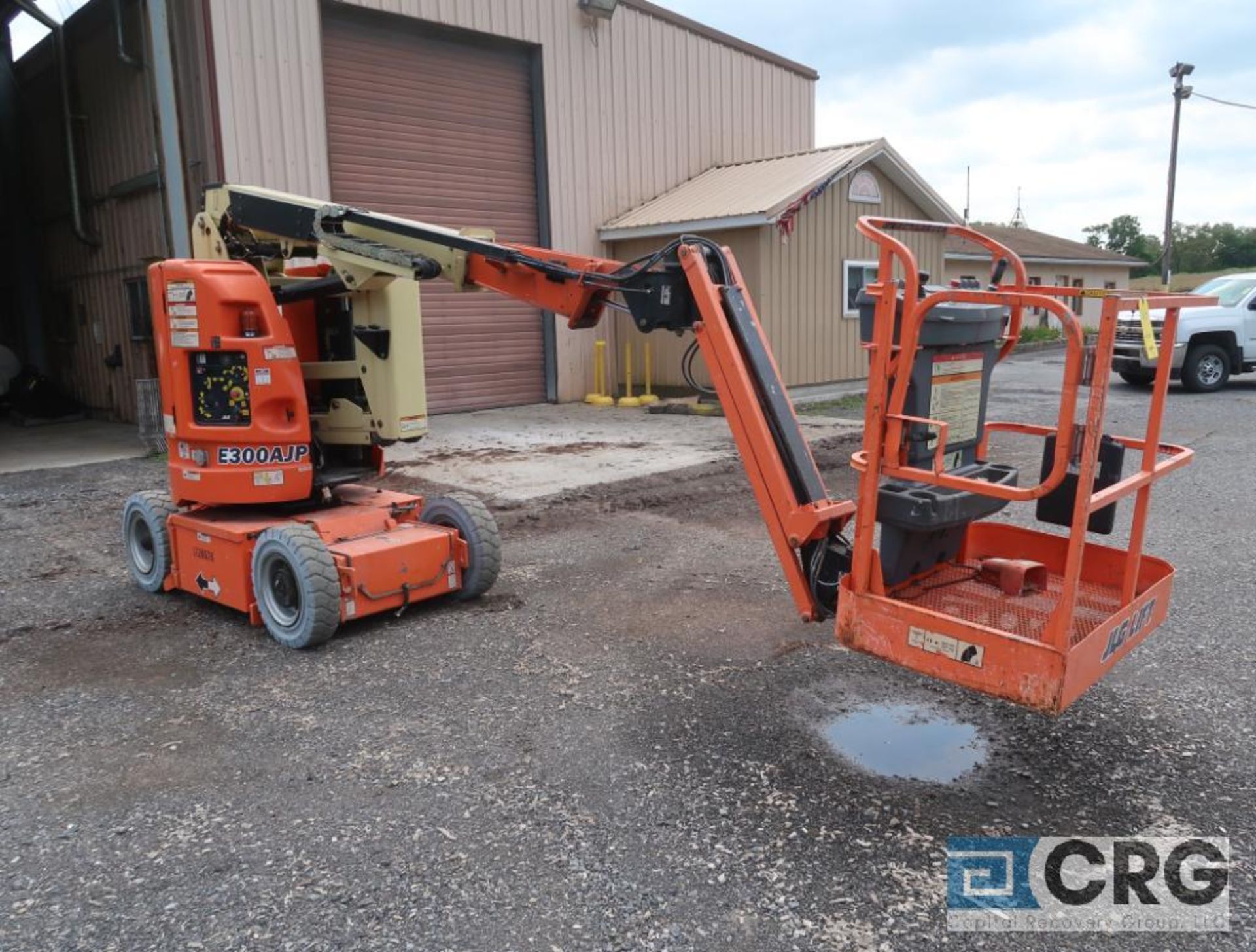 2012 JLG E300-AJP manlift, 500 lb. cap., platform height 30 ft., hort. length 20.5 ft., 48 volt, s/n - Image 2 of 5