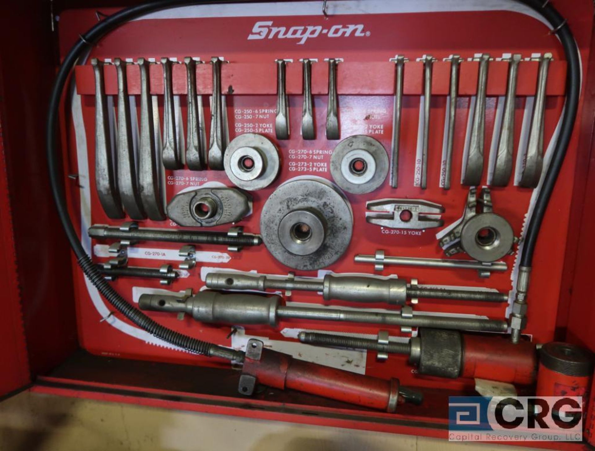 Snap On gear puller with manual hydraulic pump, wall mounted (Maintenance Shop) - Image 2 of 2