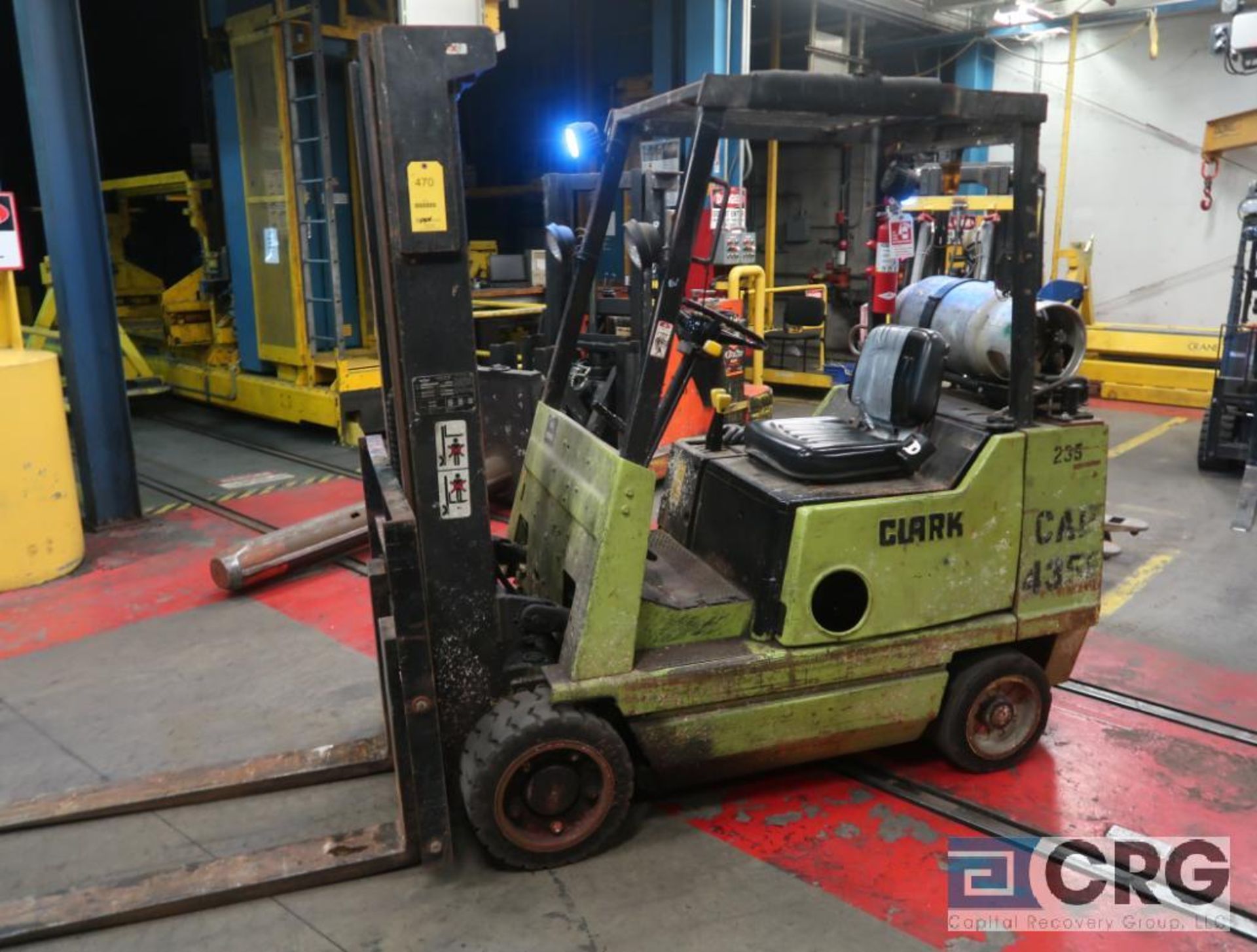 Clark 4350 lb capacity LP gas forklift, model GCS 27, mast height 123 in., 989 hours, no side shift,