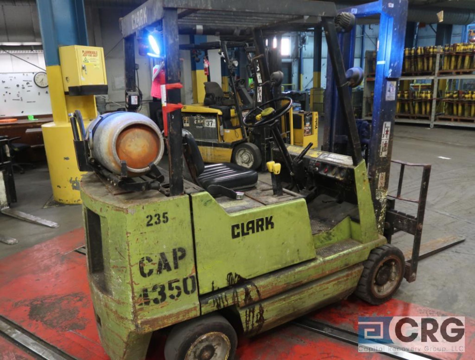 Clark 4350 lb capacity LP gas forklift, model GCS 27, mast height 123 in., 989 hours, no side shift, - Image 2 of 3
